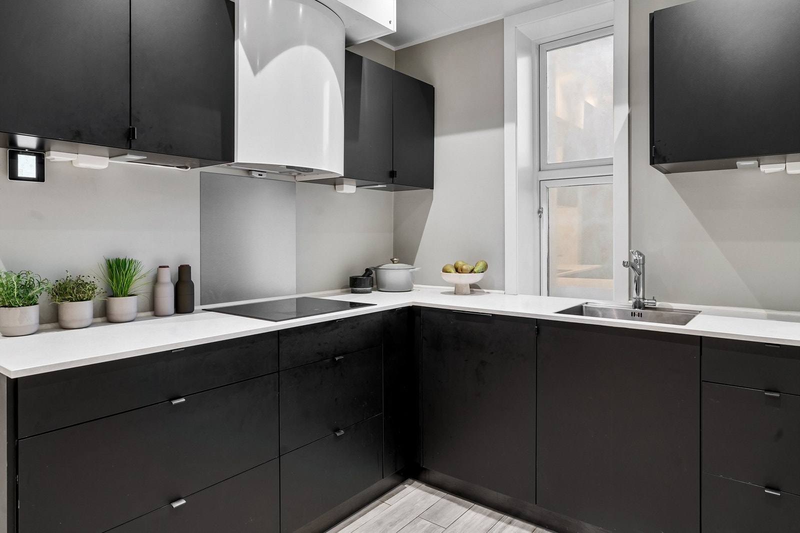 Kjøkkenet er utstyrt med benkeplate av laminat, nedfelt oppvaskkum med ett-greps armatur, benkeskapsbelysning og stikkontakter over kjøkkenbenk. Galleribilde