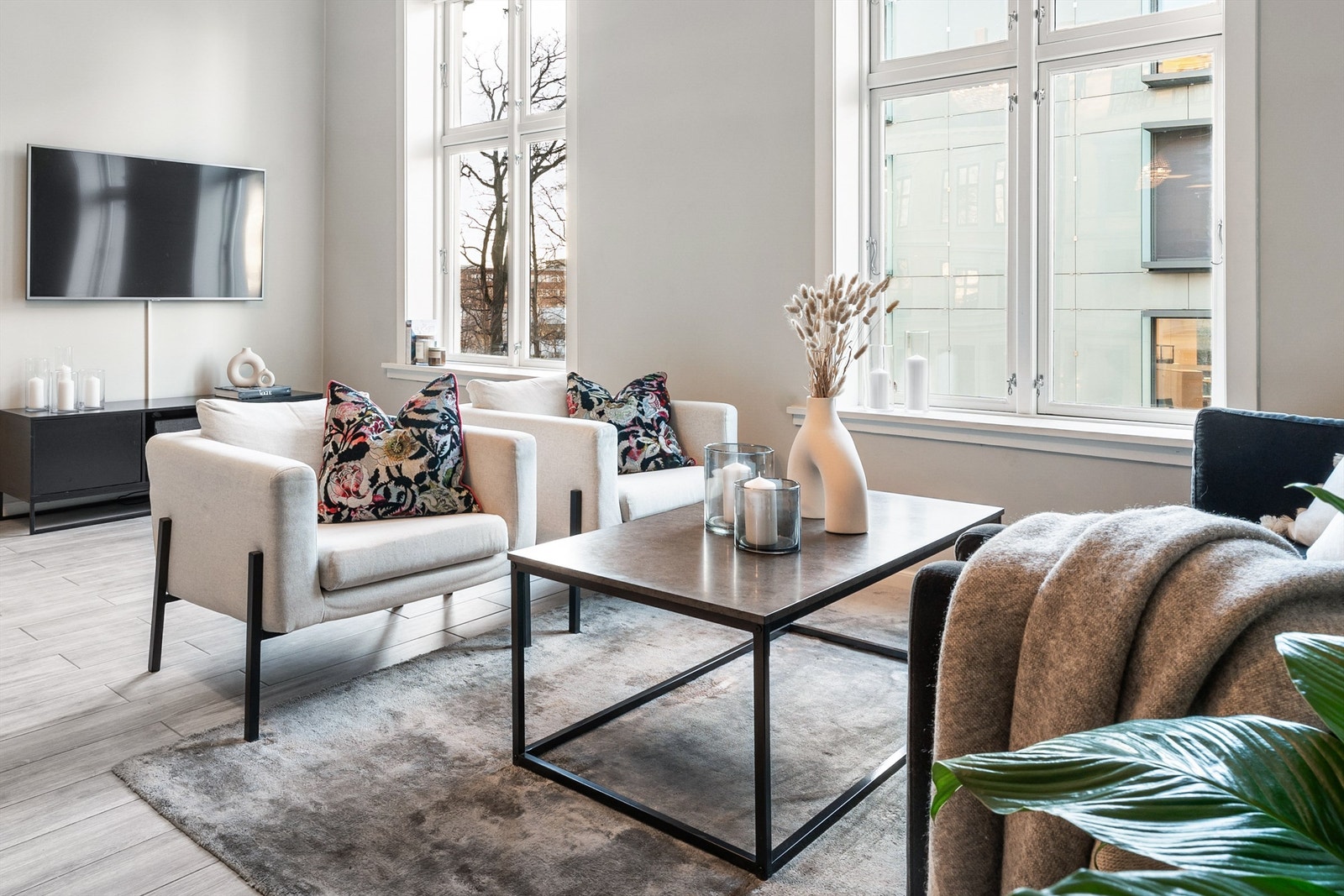 Naturlig plass til tv-benk i tilknytning til sofagruppe. Galleribilde