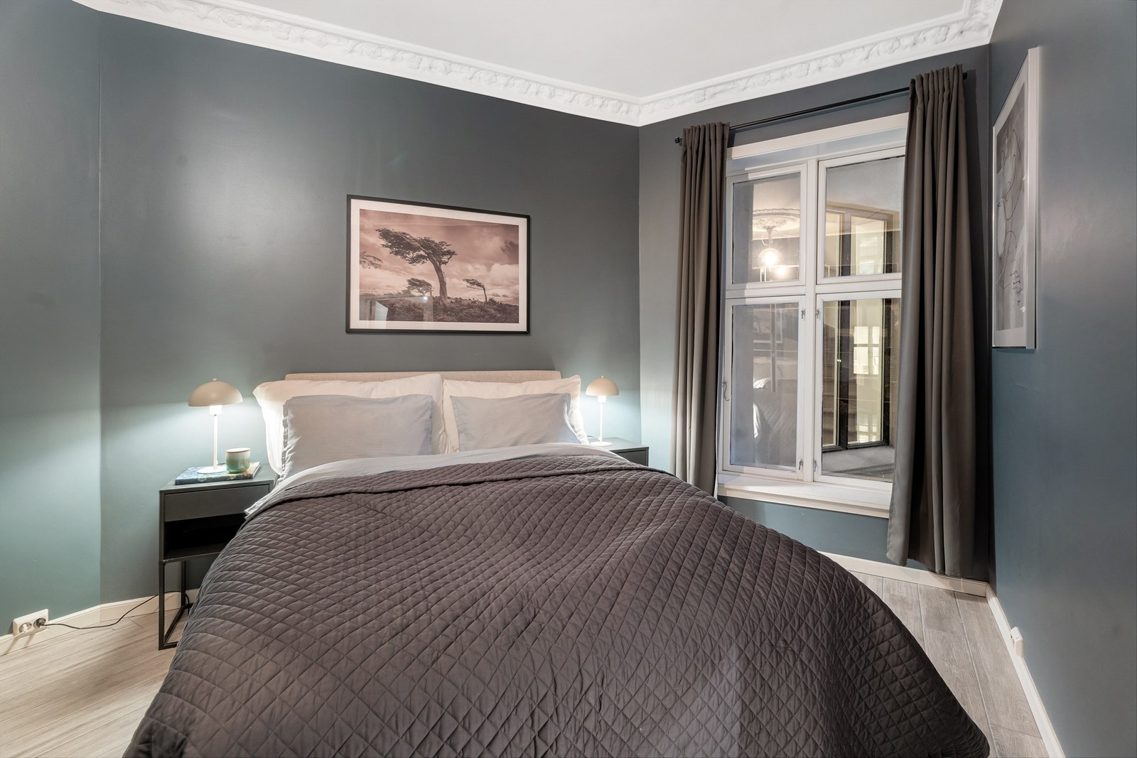 Hovedsoverommet er av romslig størrelse med plass til dobbelt seng med tilhørende nattbord. Galleribilde