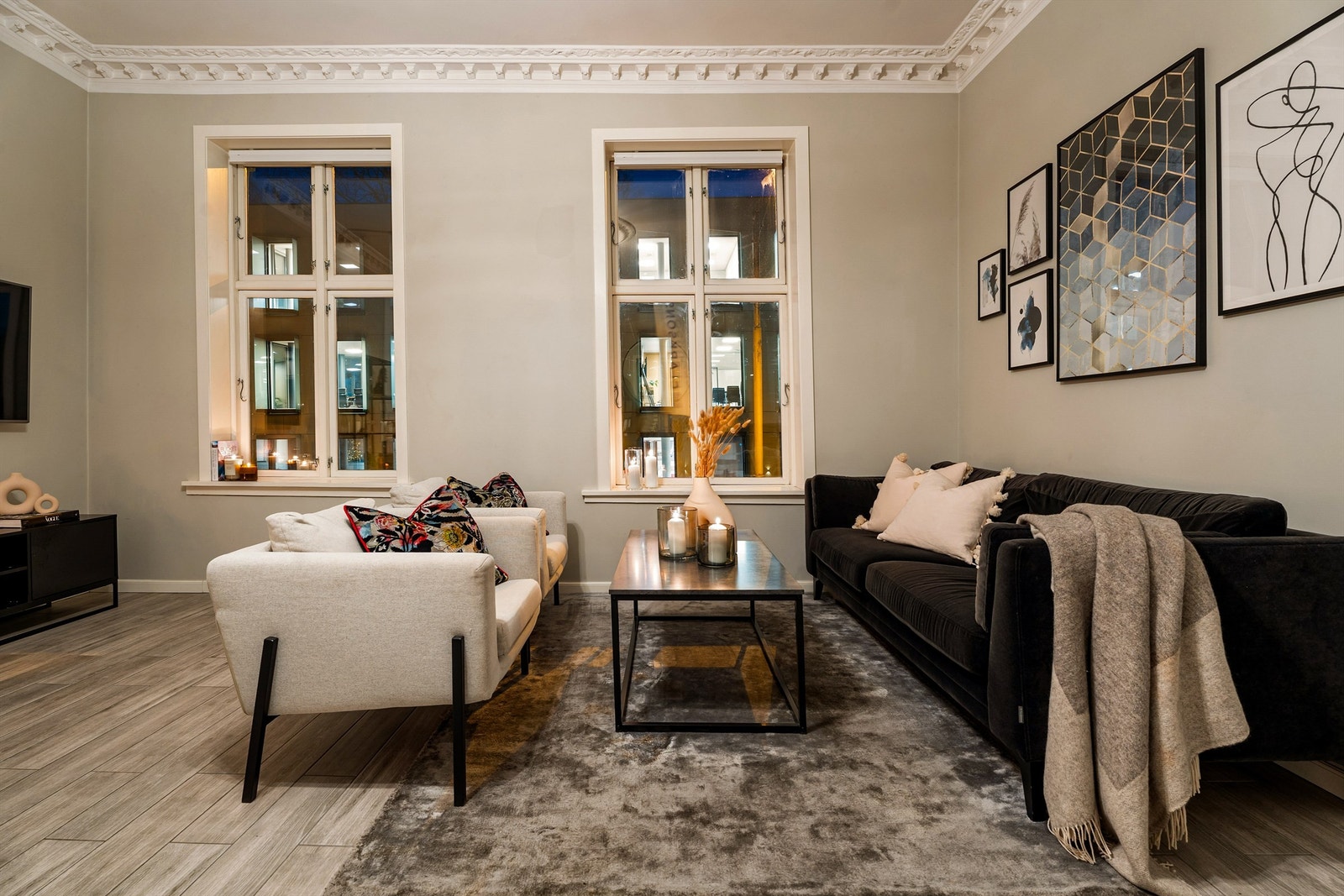 Leiligheten har en stemningsfull atmosfære på kveldstid. Galleribilde