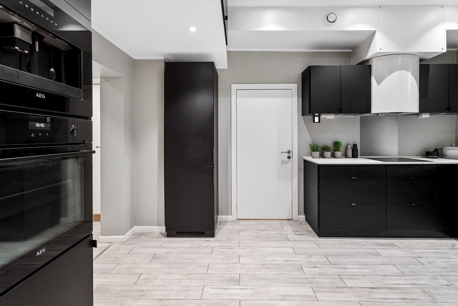 Det er plass bygget skap på kjøkkenet for ekstra oppbevaring. Galleribilde