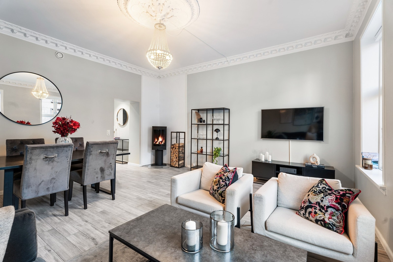 Stuen har god takhøyde, stukkatur og rosetter som gir et klassisk preg til leiligheten. Galleribilde