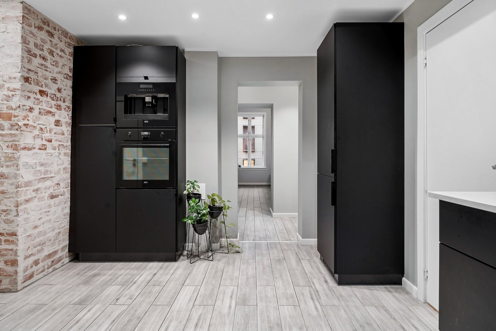 Kjøkkenet har en praktisk innredning med integrerte hvitevarer og rikelig med skapplass som sikrer godt med oppbevaring. Galleribilde