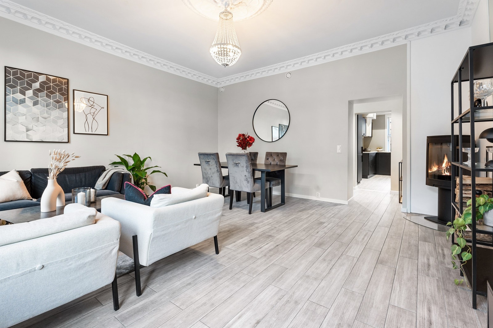 Leiligheten har robuste skifergulvflater med varmekabler. Galleribilde