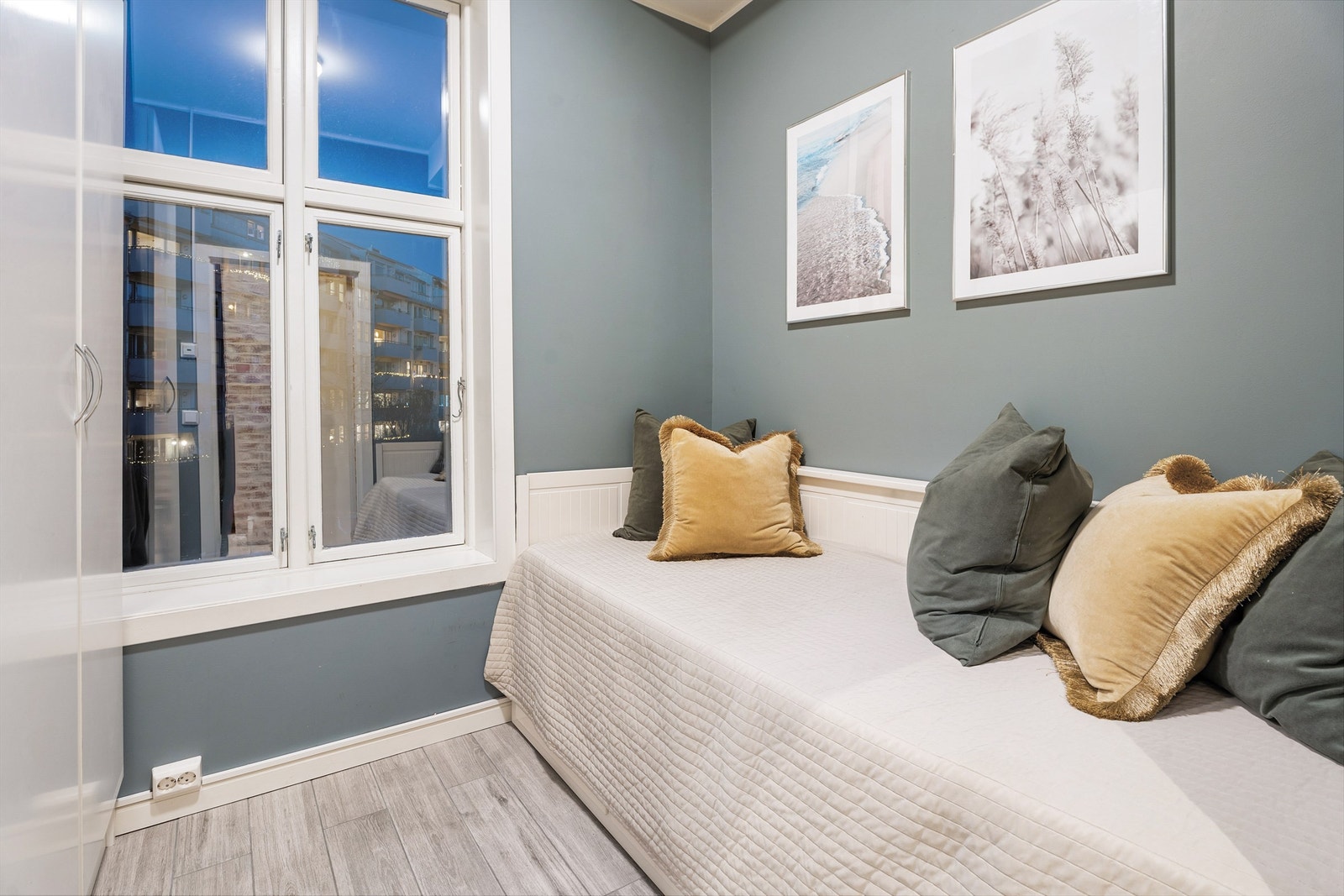 Soverom 2 har plass til seng med tilhørende nattbord. Galleribilde