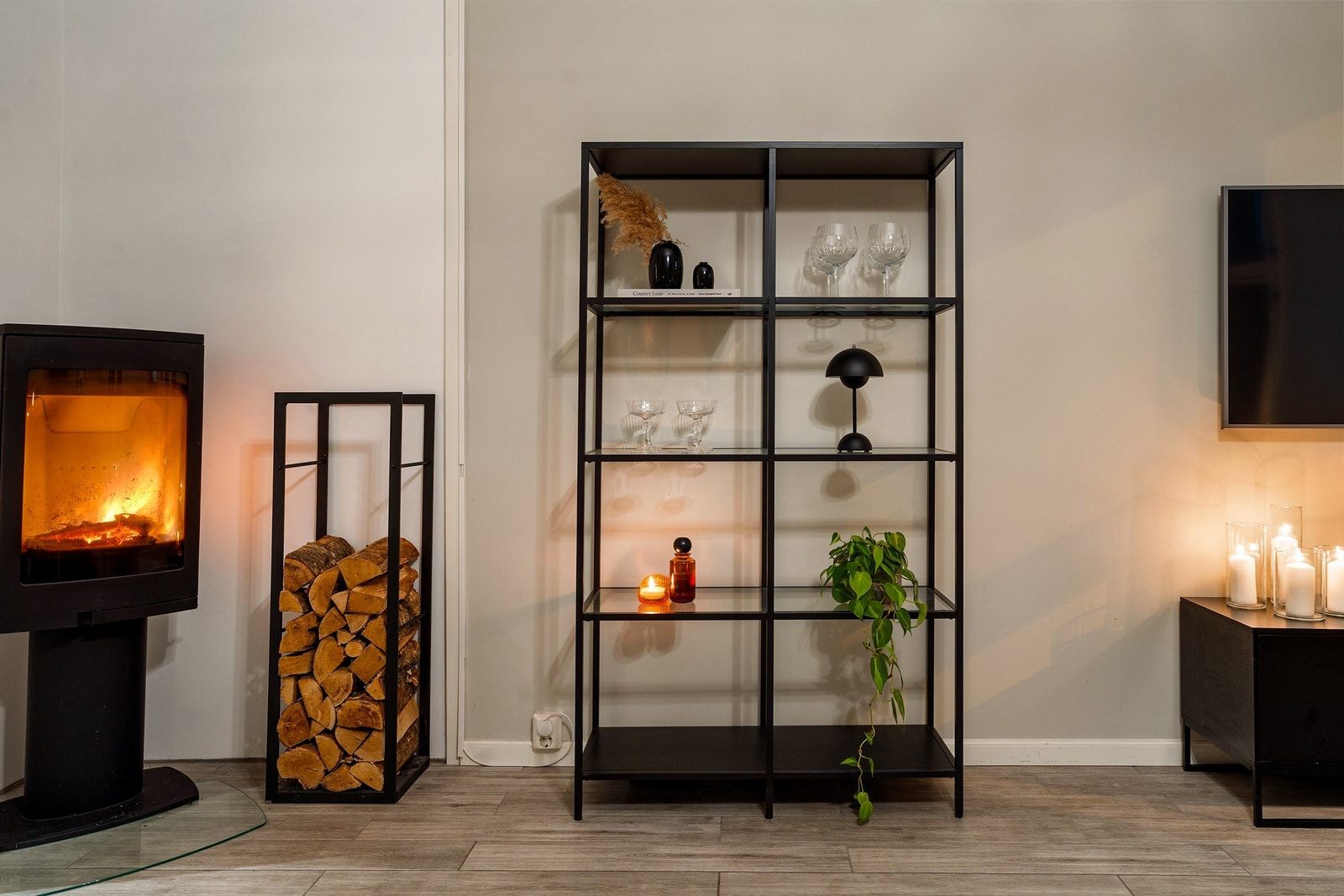 Koselig kveldsstemning med fyr i peisen. Galleribilde