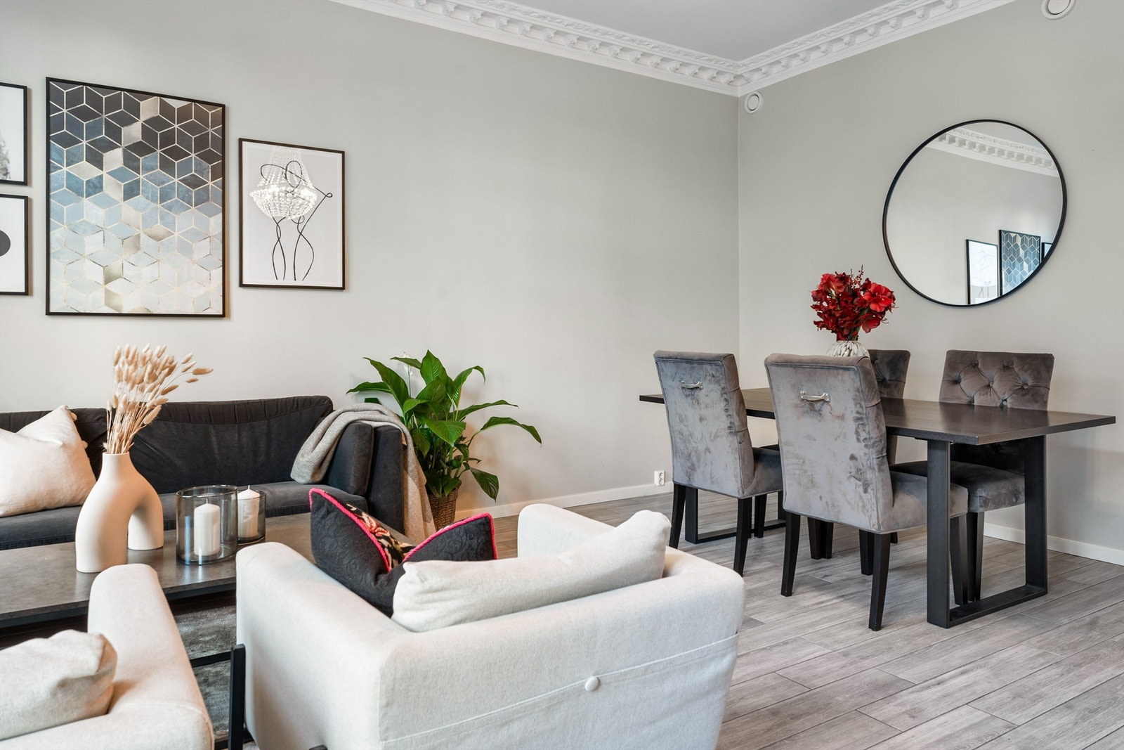 Stuen oppleves romslig og har nok av sitteplasser som kommer godt med i sosiale lag. Galleribilde