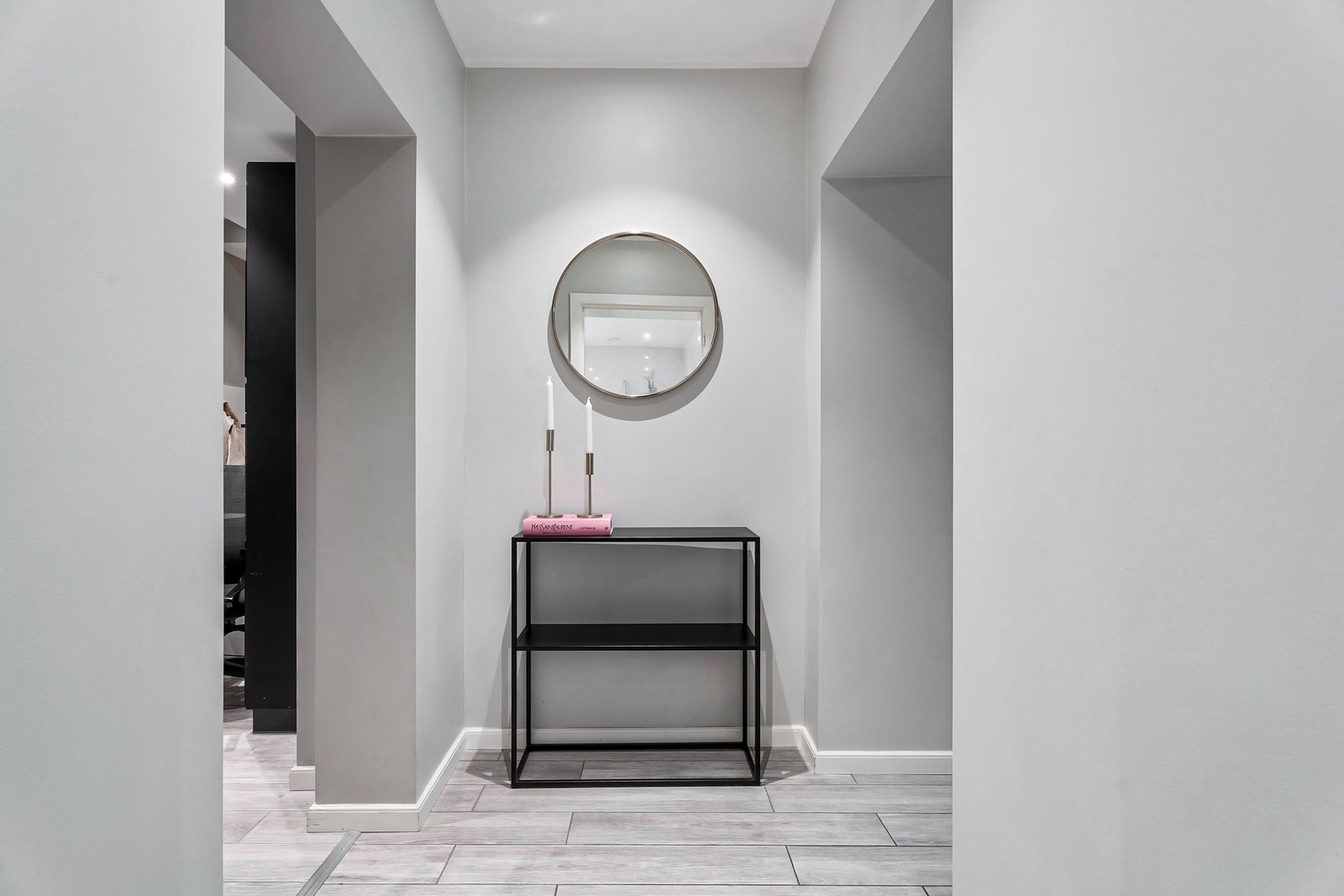 Gang mellom stuen og kjøkken med adkomst til baderom. Galleribilde