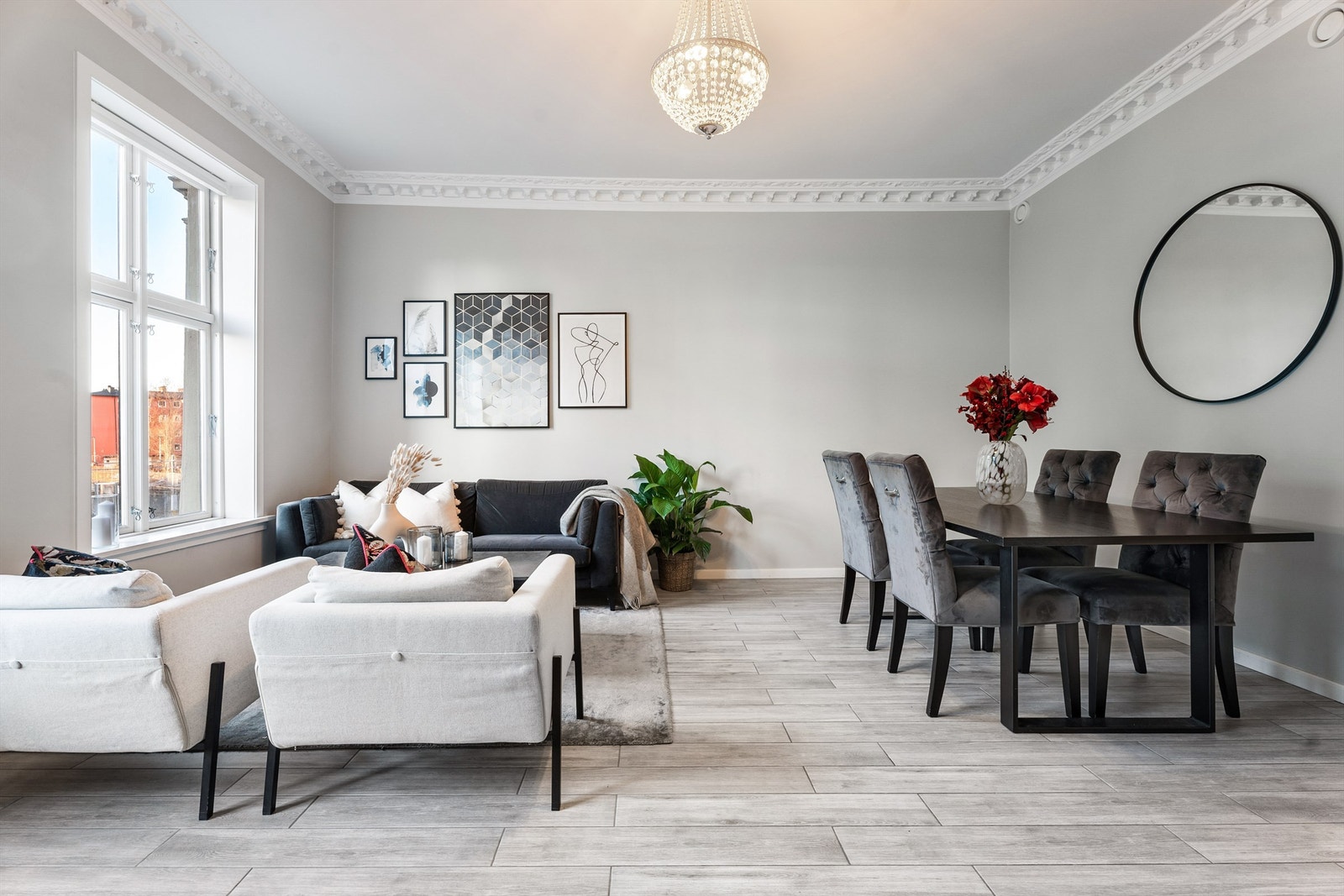 Romslig stue med god plass til ønsket møblement. Galleribilde