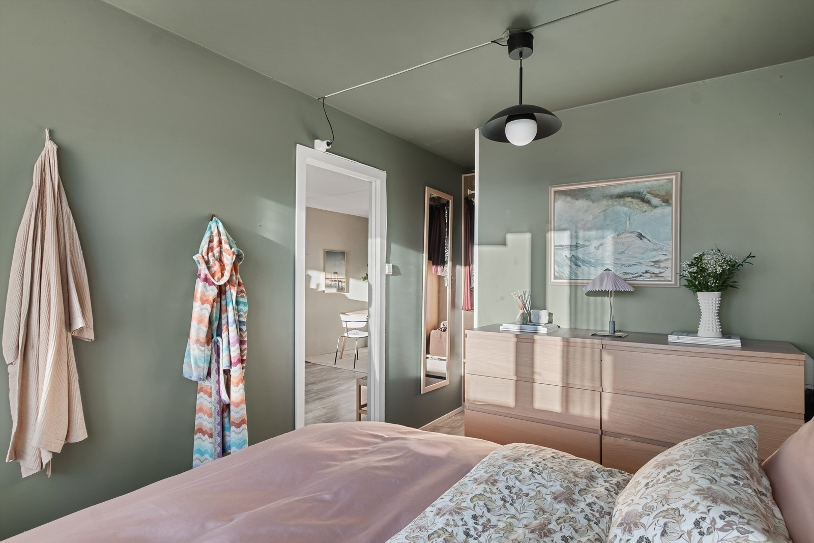 Soverommet er malt i en behagelig grønnfarge Galleribilde