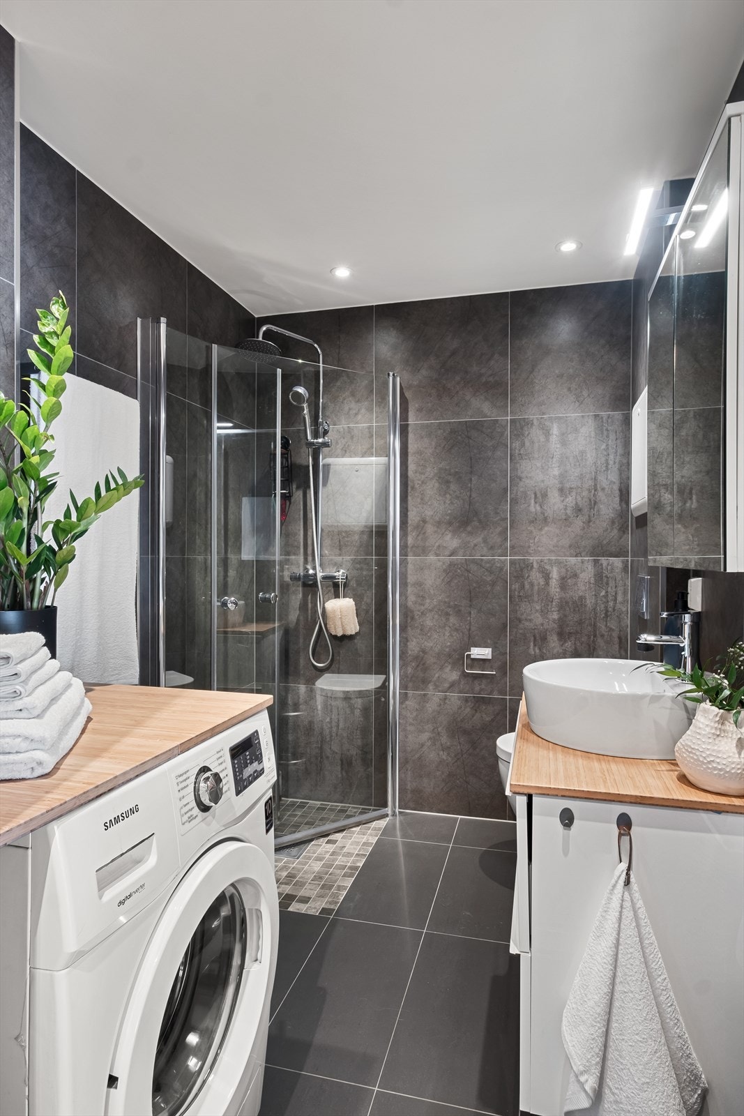 Delikat, flislagt baderom fra 2015 med varme i gulvet og downlights i himling Galleribilde