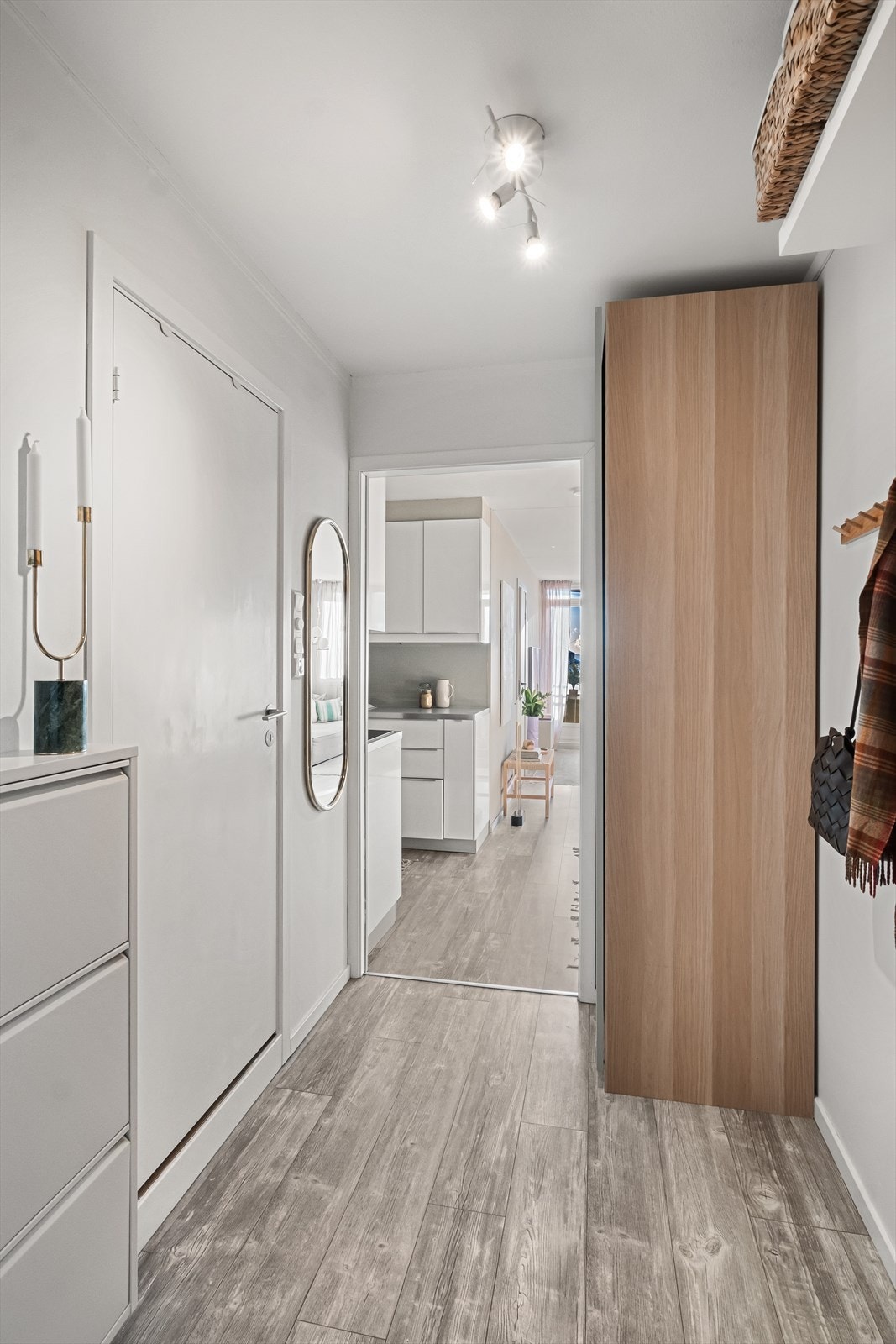 Lys og innbydende entré som gir et godt førsteinntrykk av leiligheten Galleribilde