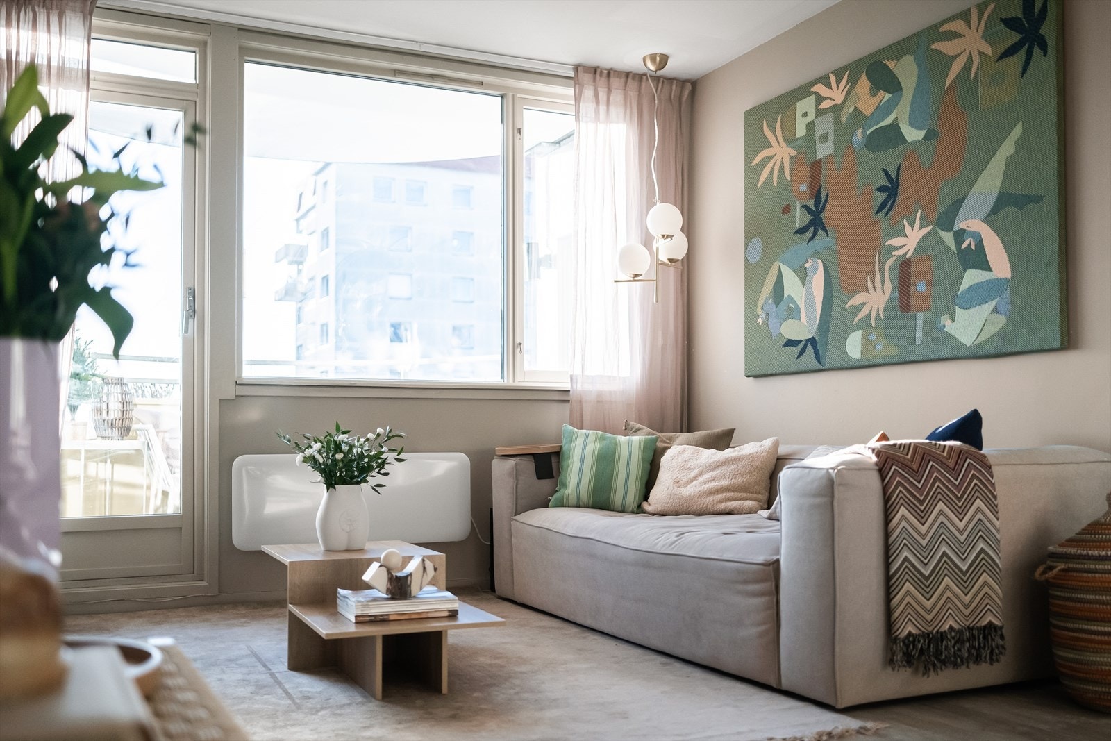 Store vindusflater som gir rikelig med lysinnslipp Galleribilde