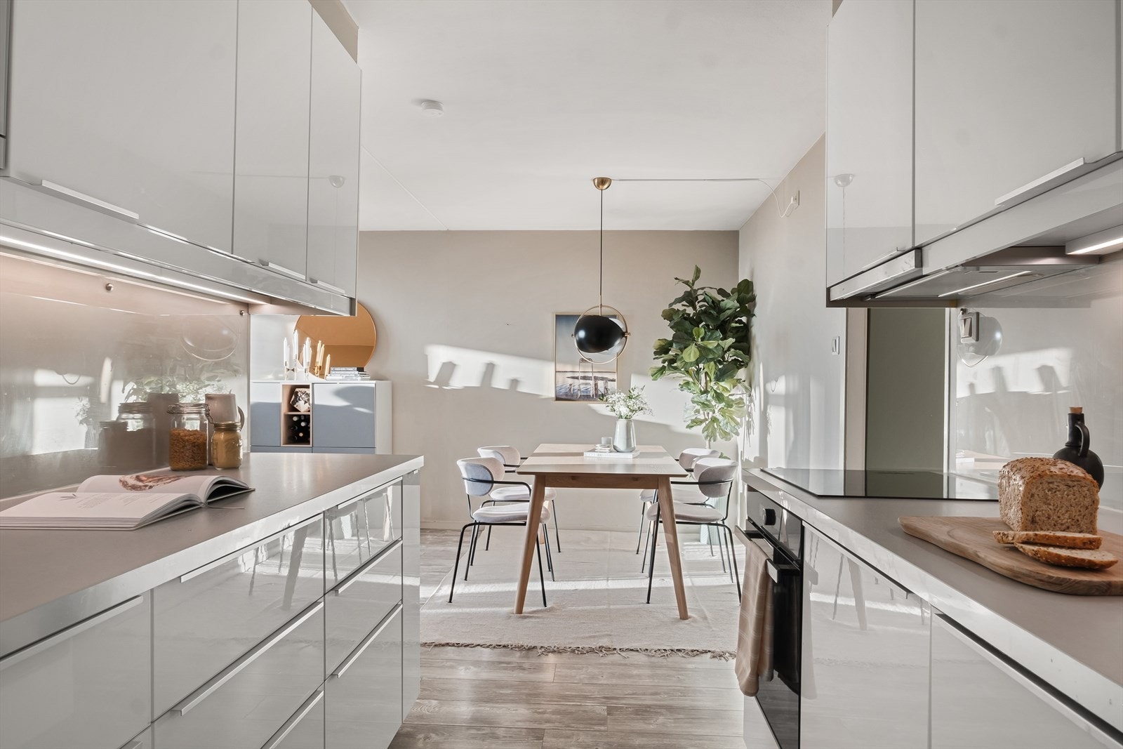 Godt med benk- og skapplass Galleribilde