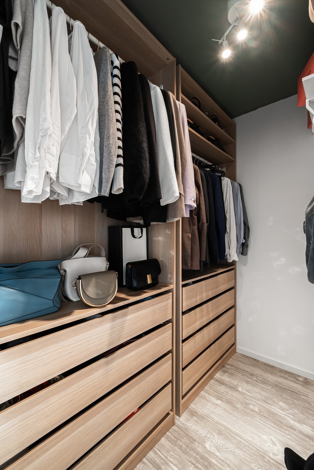 Flott walk-in garderobe i tilknytning til soverommet Galleribilde