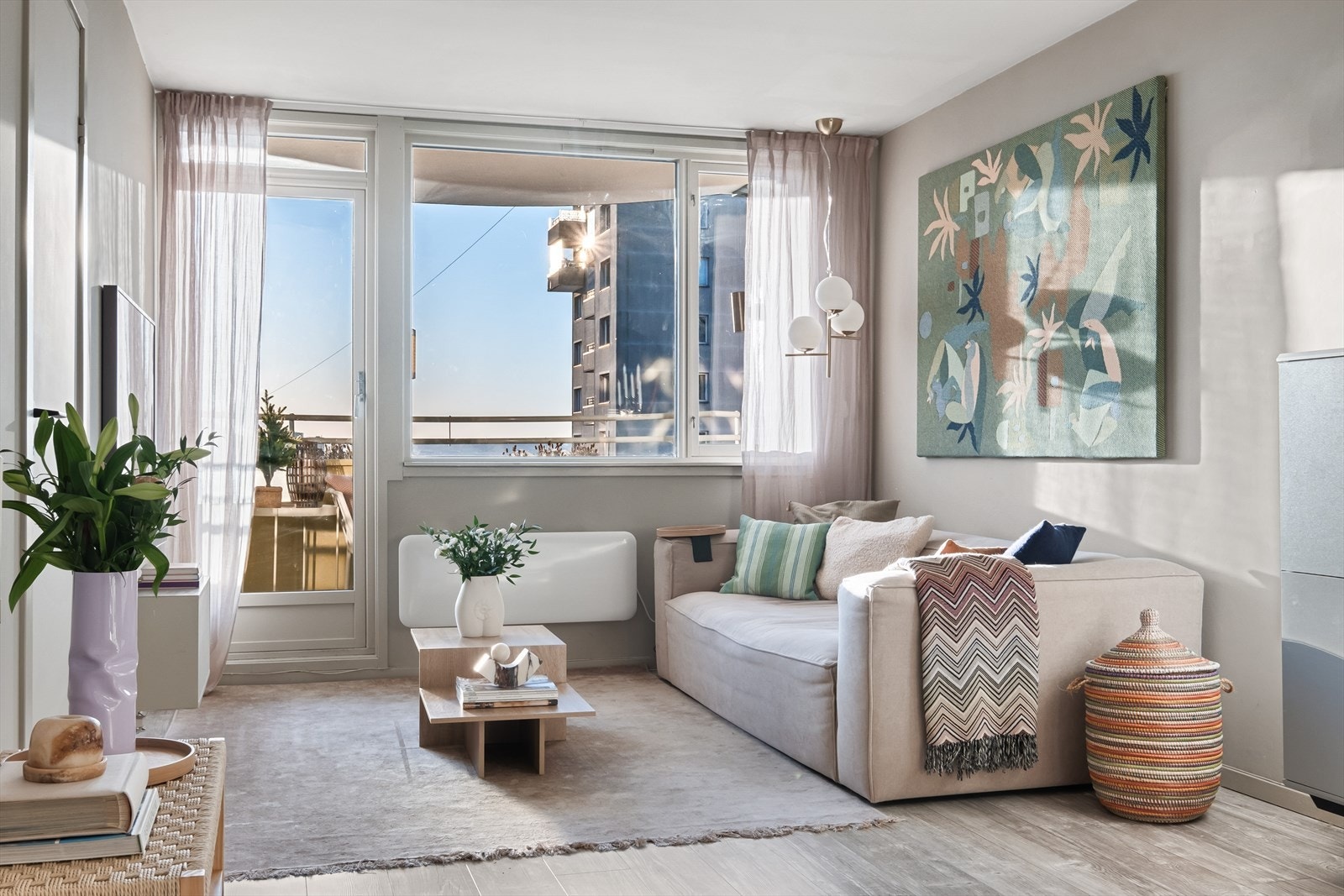 God plass til sofa med tilhørende møblement og TV-benk Galleribilde