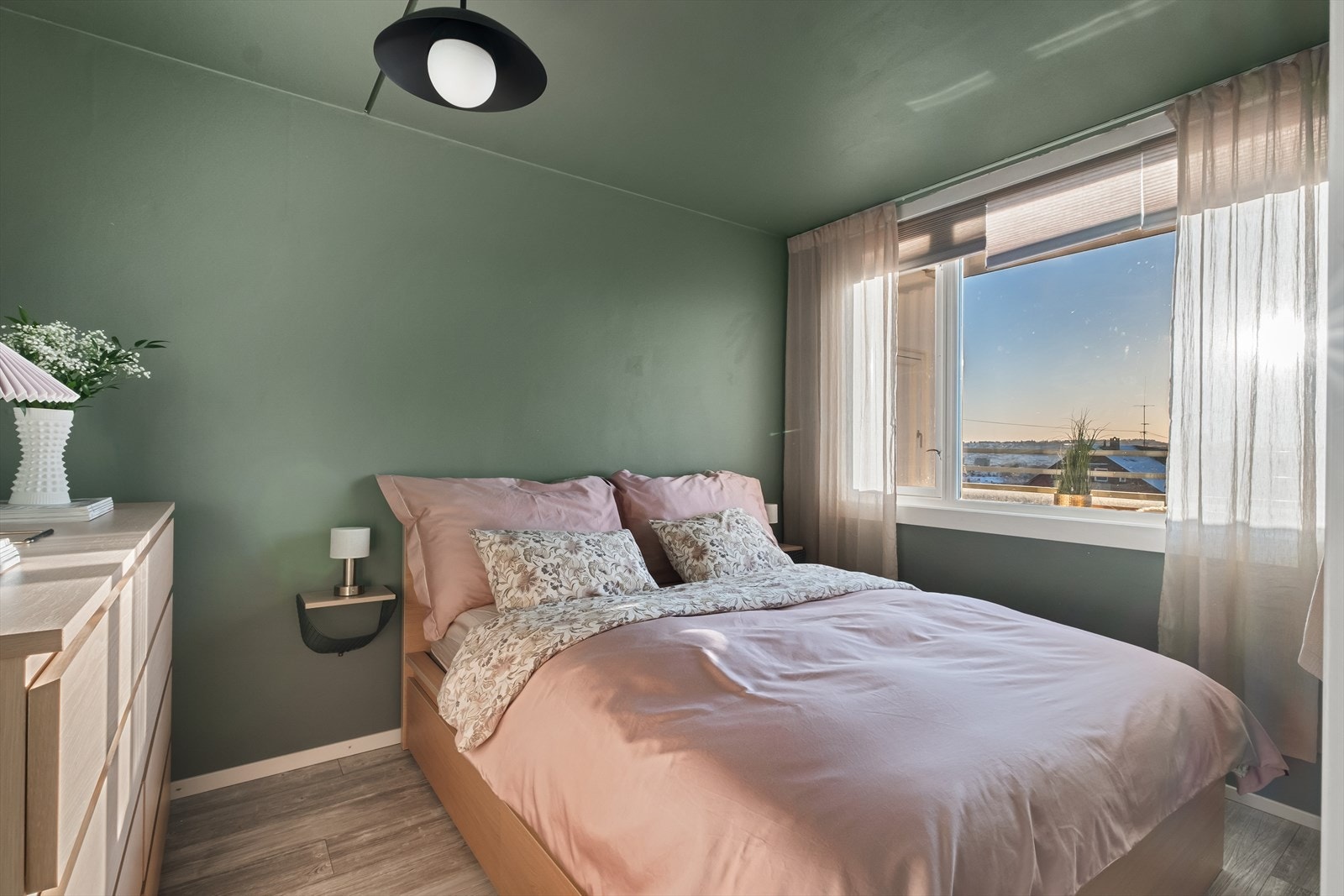 Romslig soverom med plass til dobbeltseng, nattbord og ekstra garderobe Galleribilde