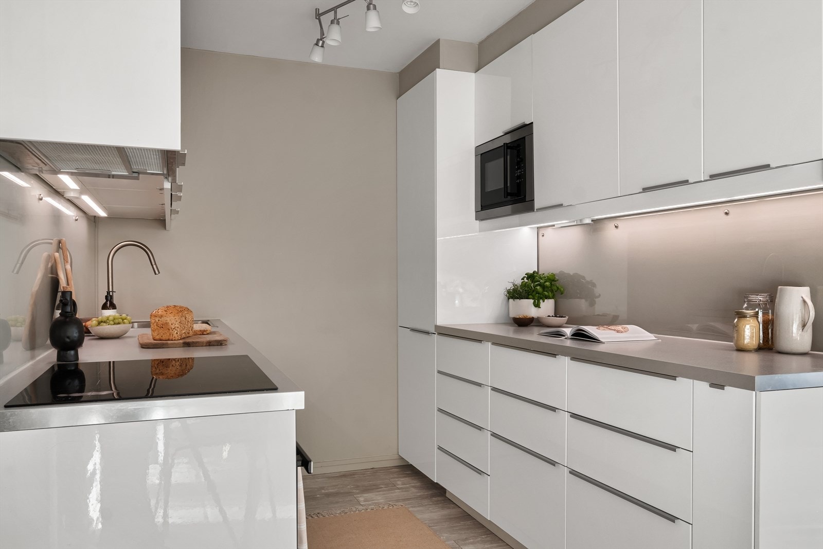 Kjøkkenet er utstyrt med integrert platetopp, stekeovn, oppvaskmaskin, kjøl/fryseskap og mikrobølgeovn Galleribilde