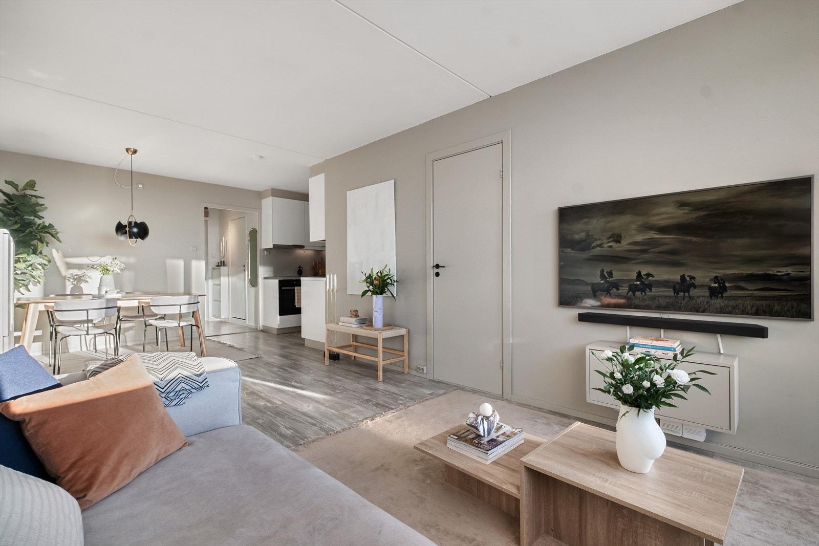 Leiligheten er malt i delikate og tidsriktige farger Galleribilde