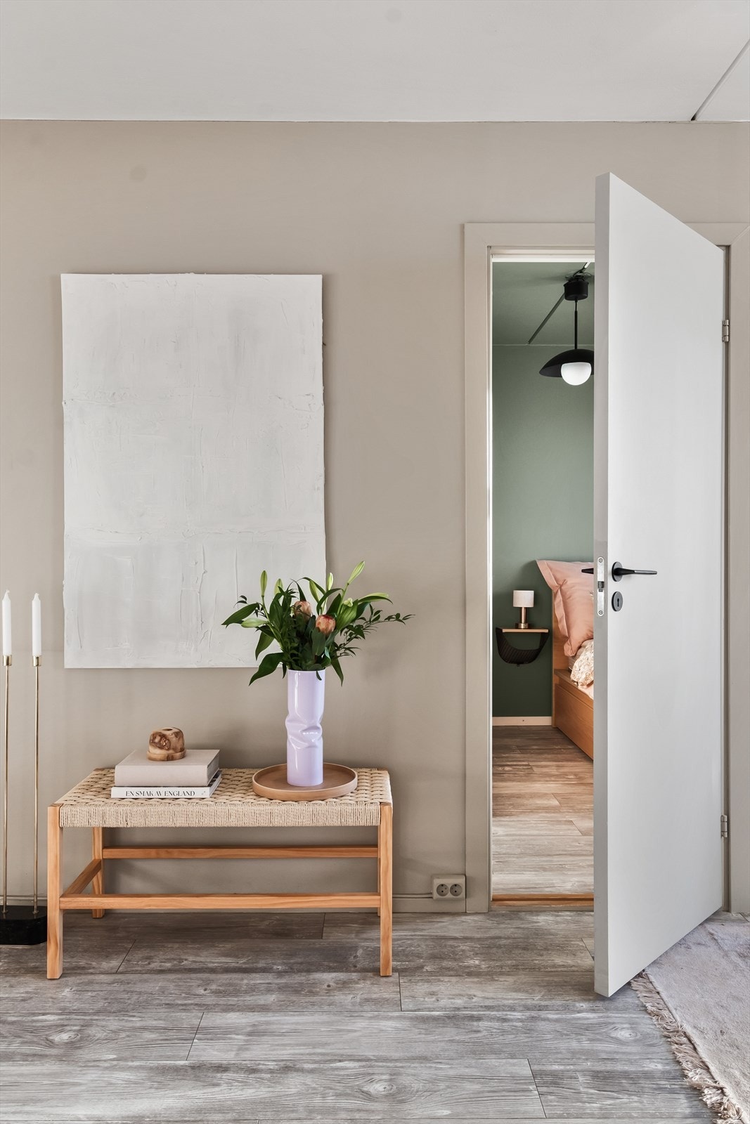 Fra stuen er det adkomst til leilighetens soverom Galleribilde