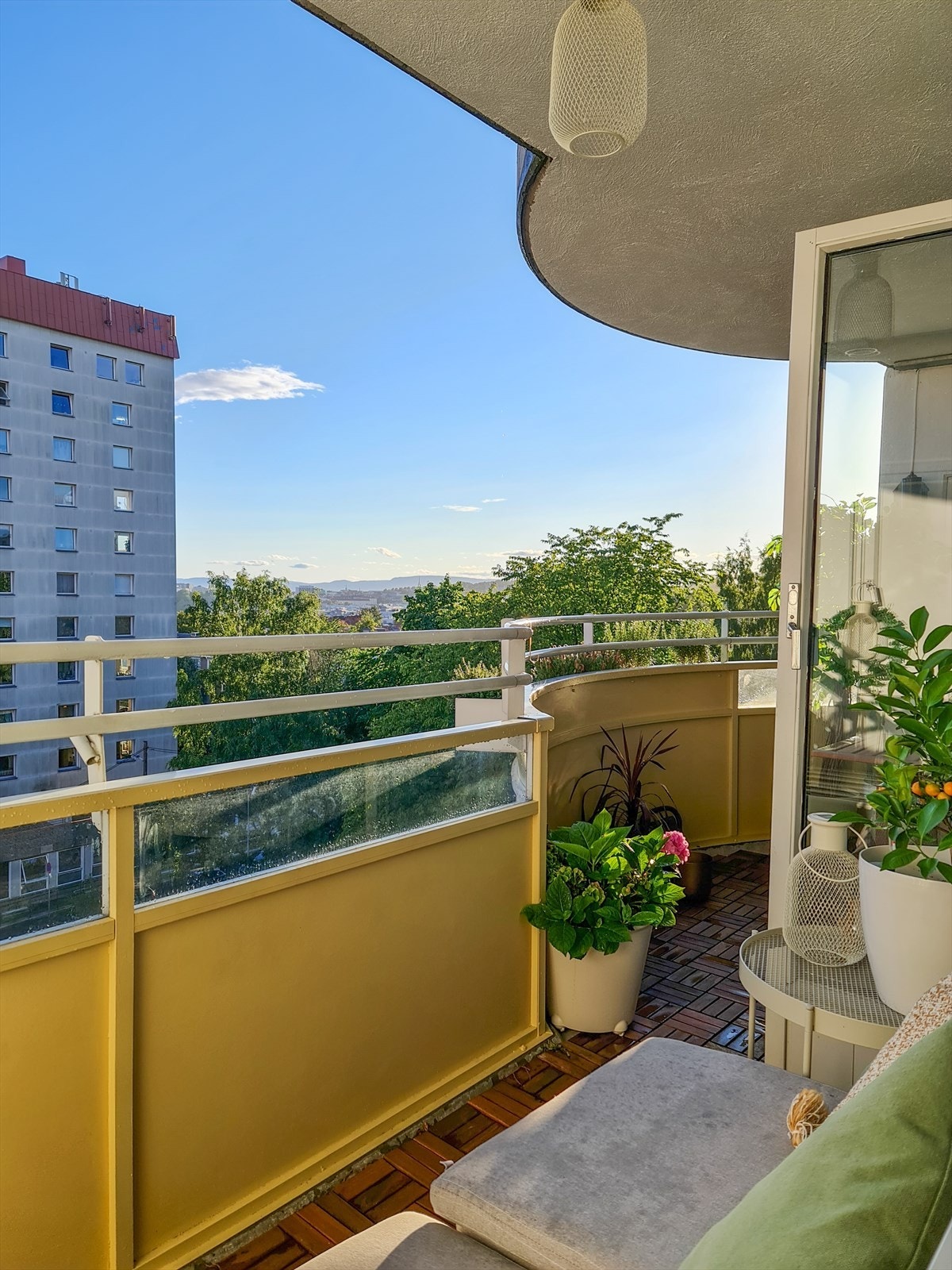 Frodig utsikt på sommerhalvåret Galleribilde