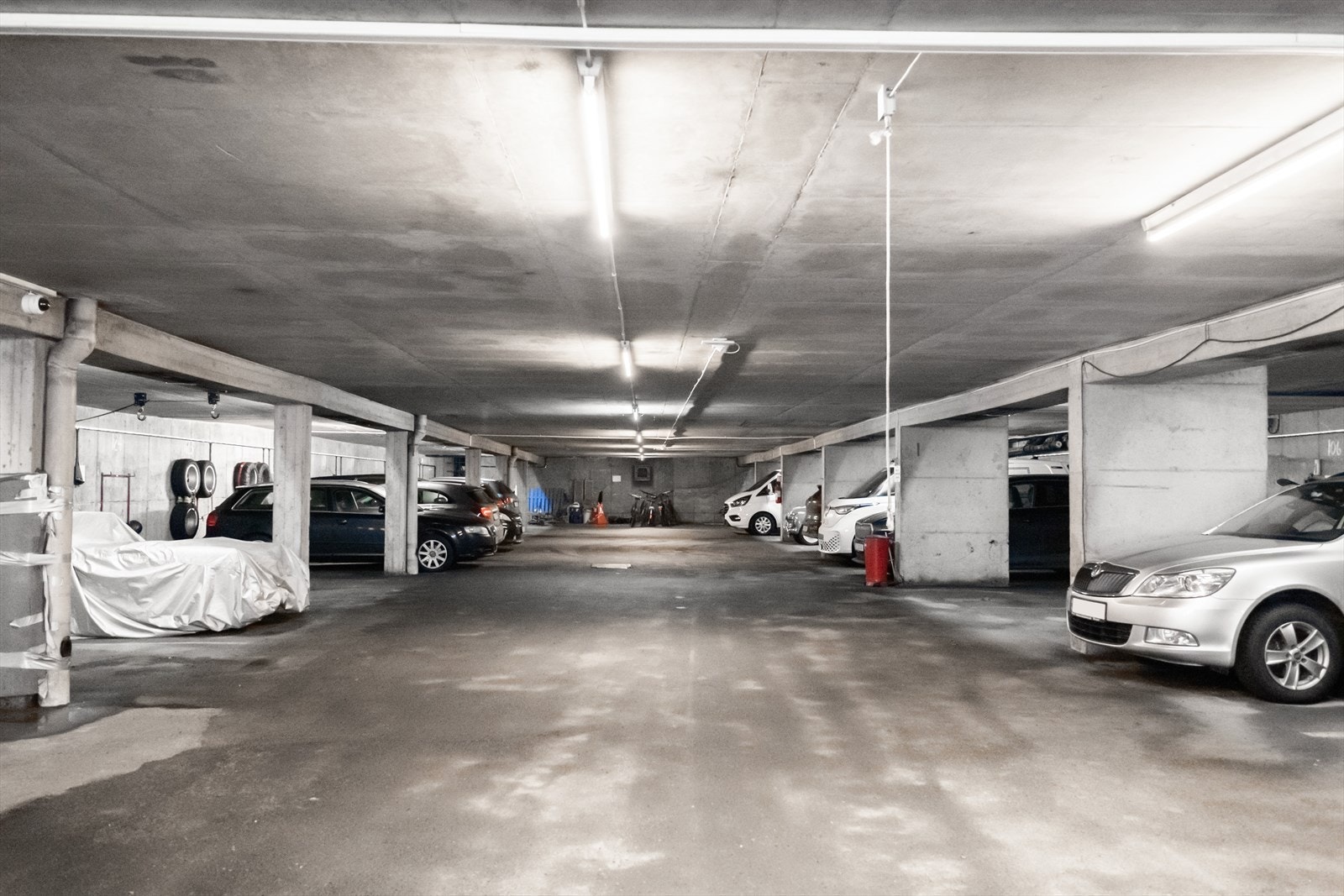 Borettslaget har 62 innendørs parkeringsplasser i 2 kjelleretasjer. Parkeringsplass kan leies for 550,- kr/mnd, styret informerer om kort ventetid. Galleribilde