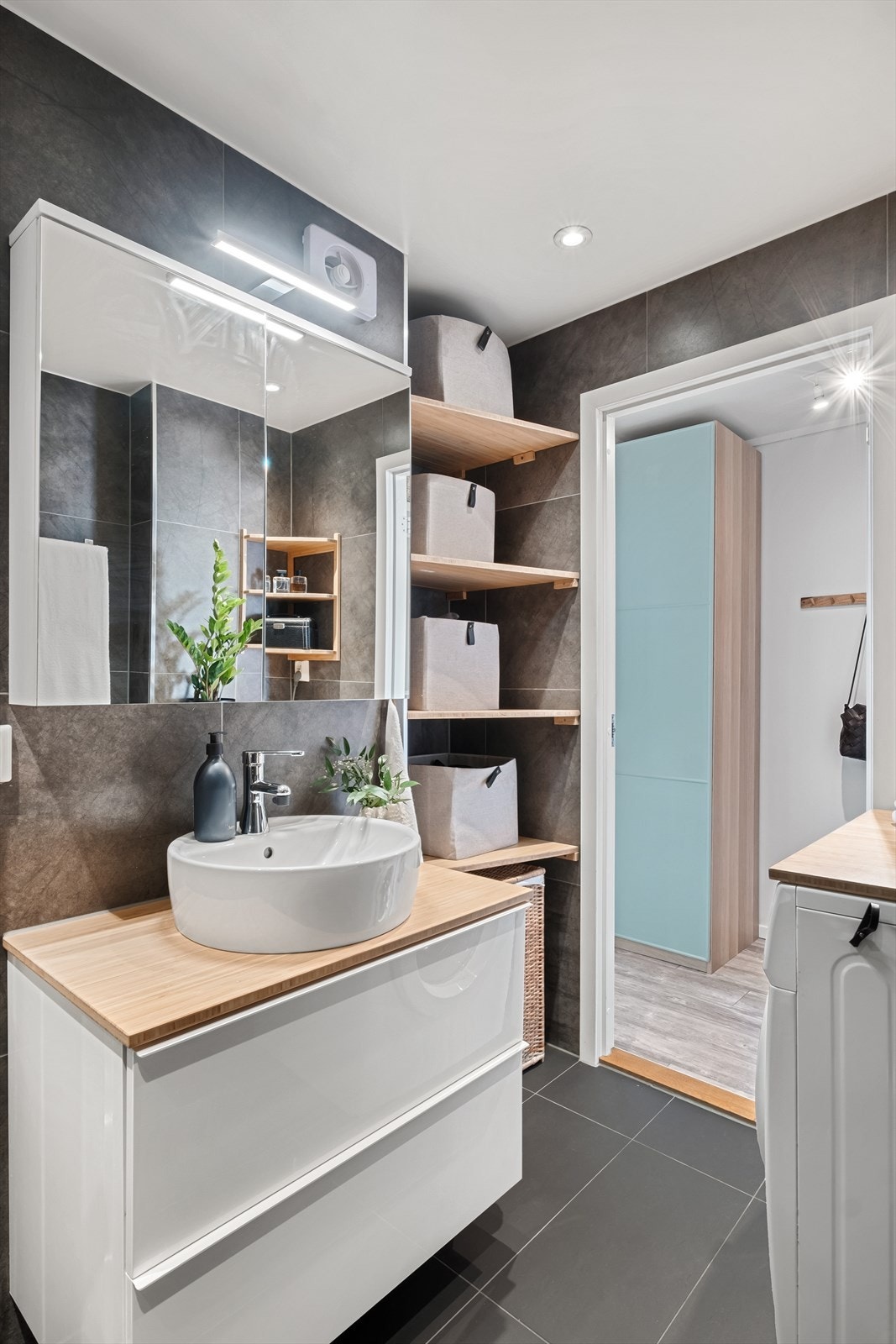 Badet har mekanisk avtrekk og opplegg for vaskemaskin Galleribilde