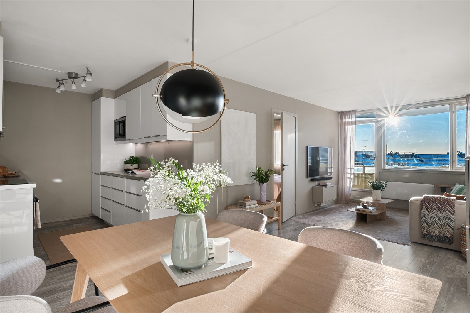 Romslig stue med god plass til flere sosiale soner Galleribilde