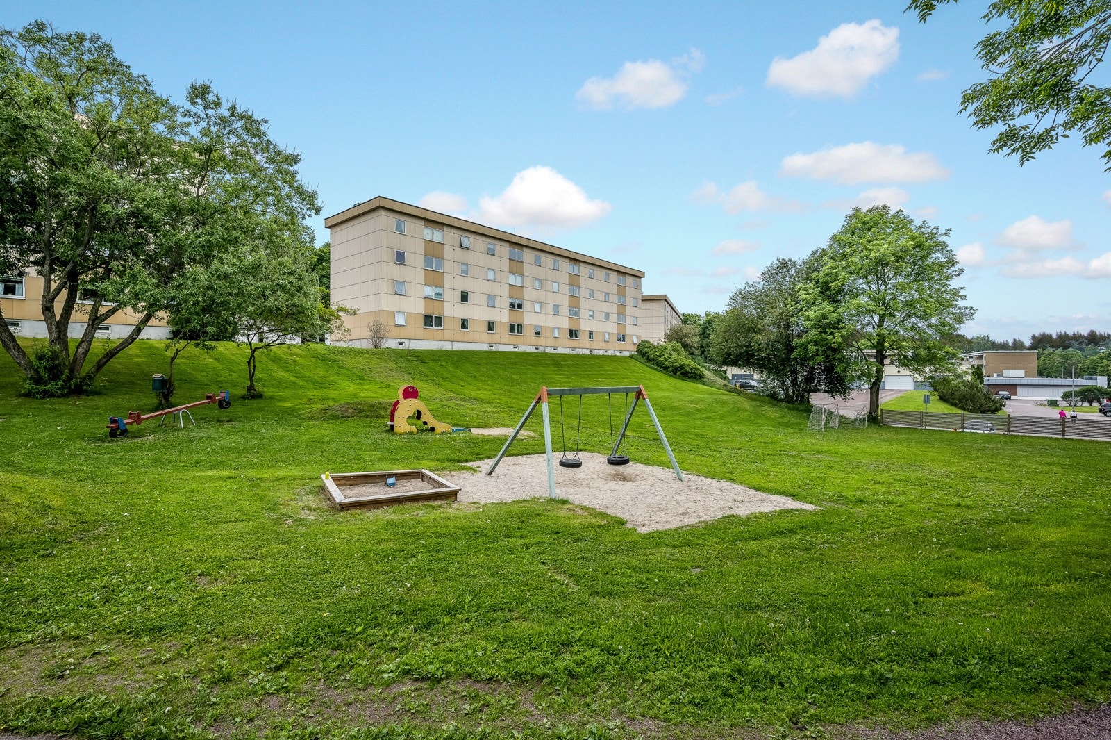 Et barnevennlig og populært boligstrøk i Holtandalen rett ved dagligvarebutikk (Kiwi) og lekeplass. Galleribilde