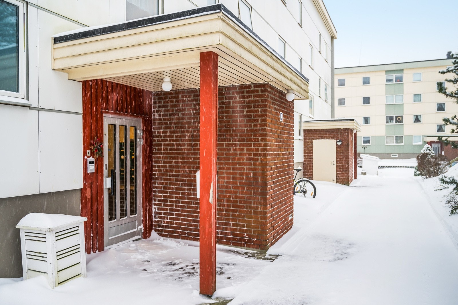 Felles inngangsparti med callinganlegg. Galleribilde