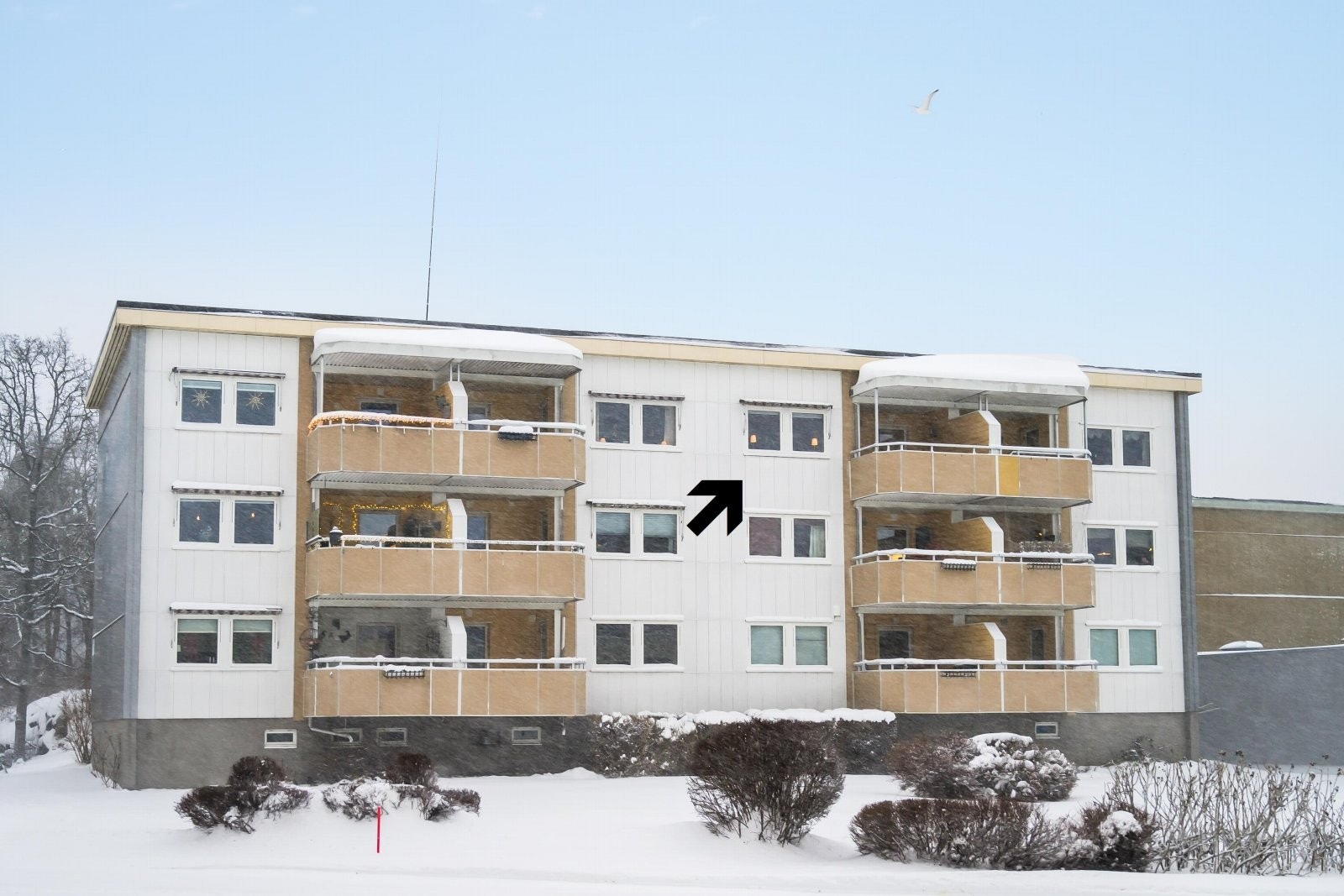 Attraktiv og lettstelt 2-roms leilighet i 3. etasje med hyggelig balkong. Kort vei til skogen og fine turområder Galleribilde