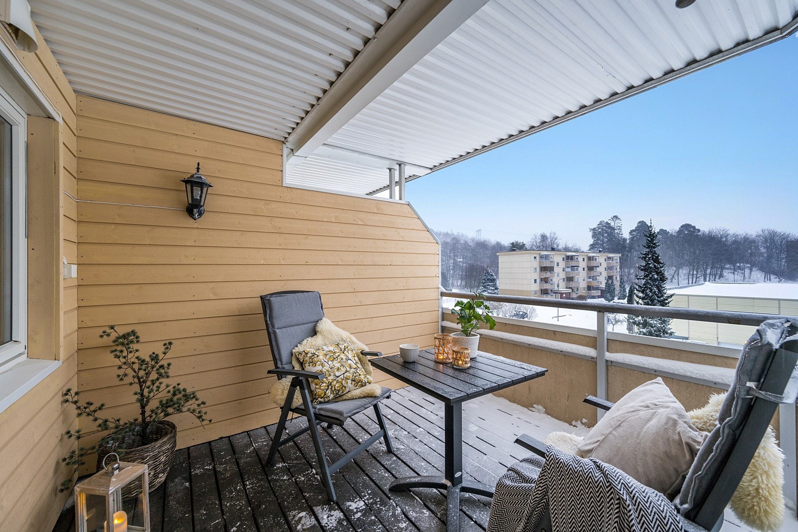 Leiligheten har en trivelig, overbygd og sydvendt balkong med god plass for ønsket møblement. Galleribilde