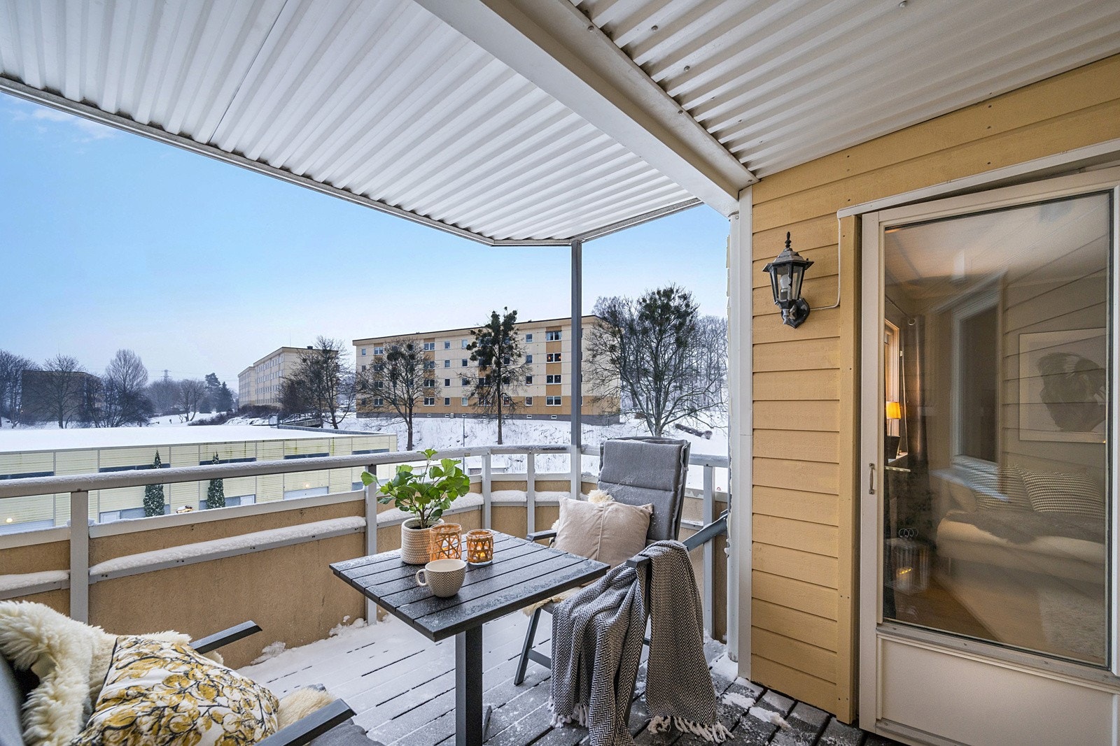 Holtan Nord borettslag (for øvrig byens største) holder jevnlig vedlikehold av bygningsmassen og man har egen vaktmester som står for gressklipping, trappevask, snømåking m.m. Galleribilde