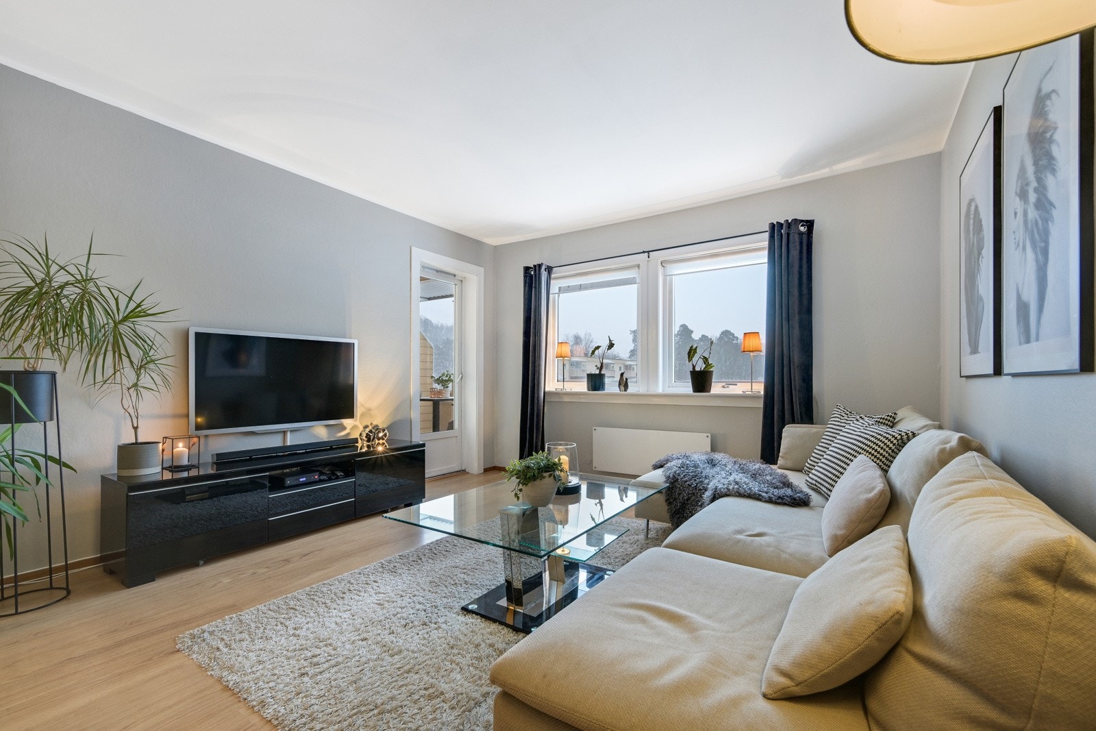 Stuen byr på god plass for både sofa og spisebord. Det er store vinduer som gir rikelig med lys inn i rommet. Galleribilde