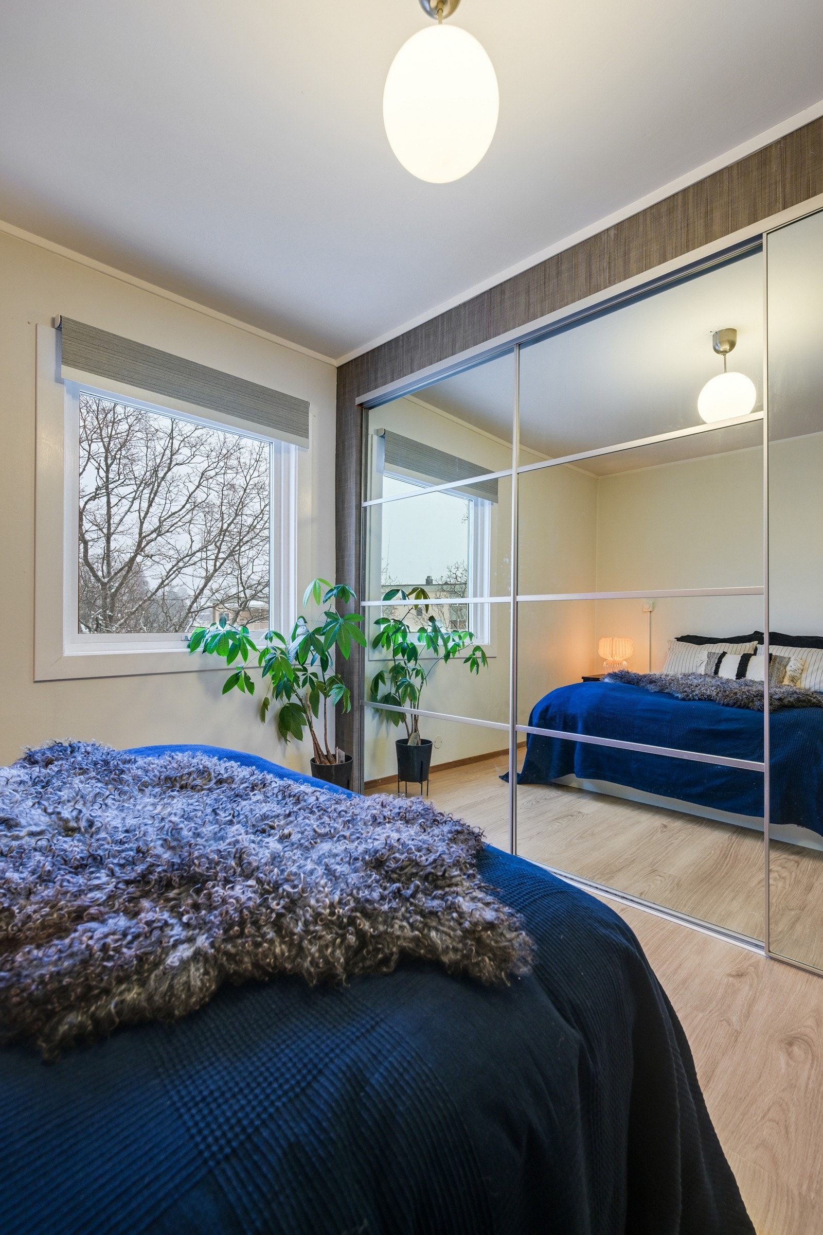 På soverommet er det stor skyvedørsgarderobe. Galleribilde
