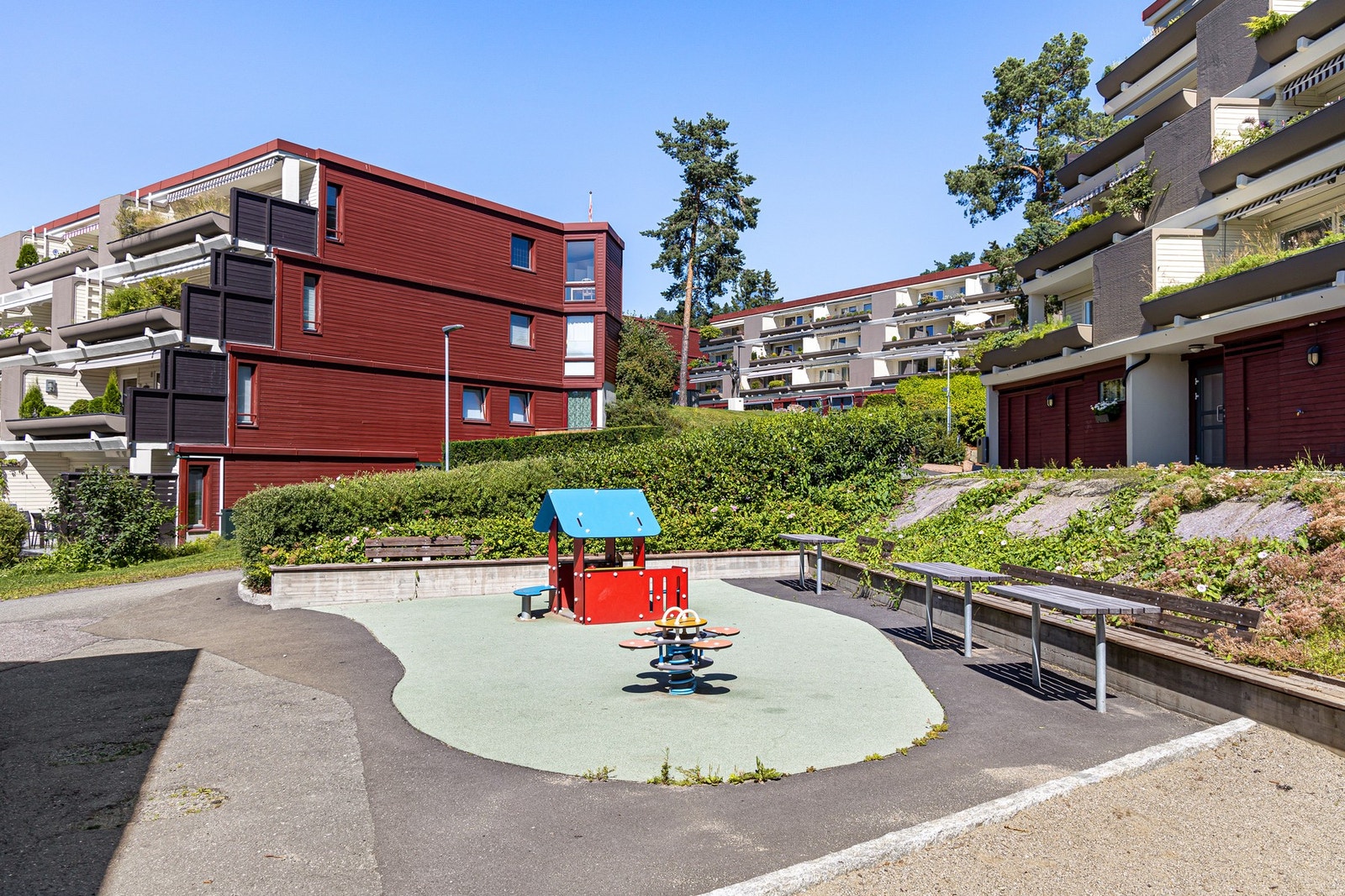 Sameiet har flotte utearealer med pent opparbeidede lekeplasser og grønne omgivelser som skaper et trivelig bomiljø. Galleribilde