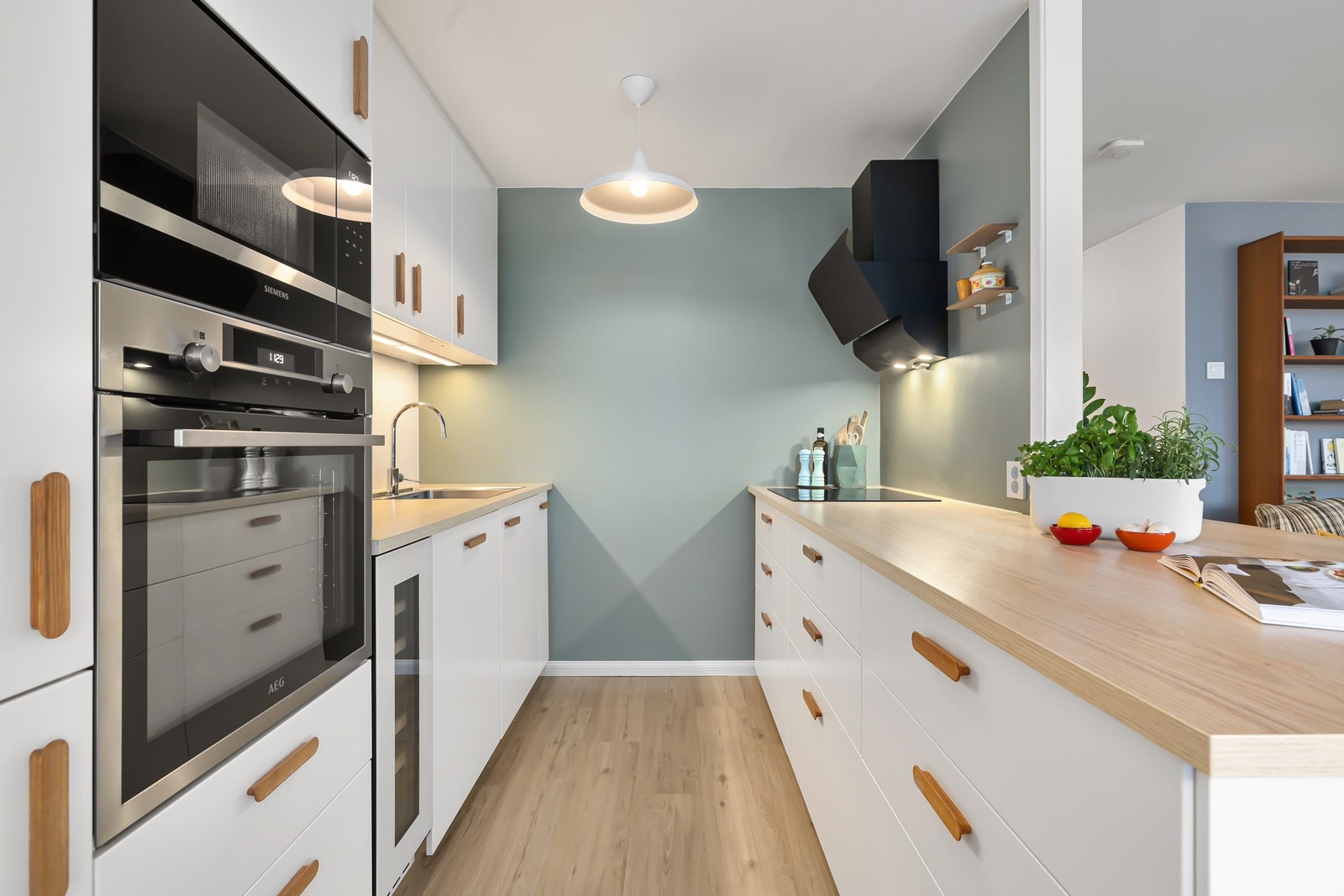 Lekker IKEA-kjøkkeninnredning fra 2020 med glatte fronter og benkeplater av laminat Galleribilde