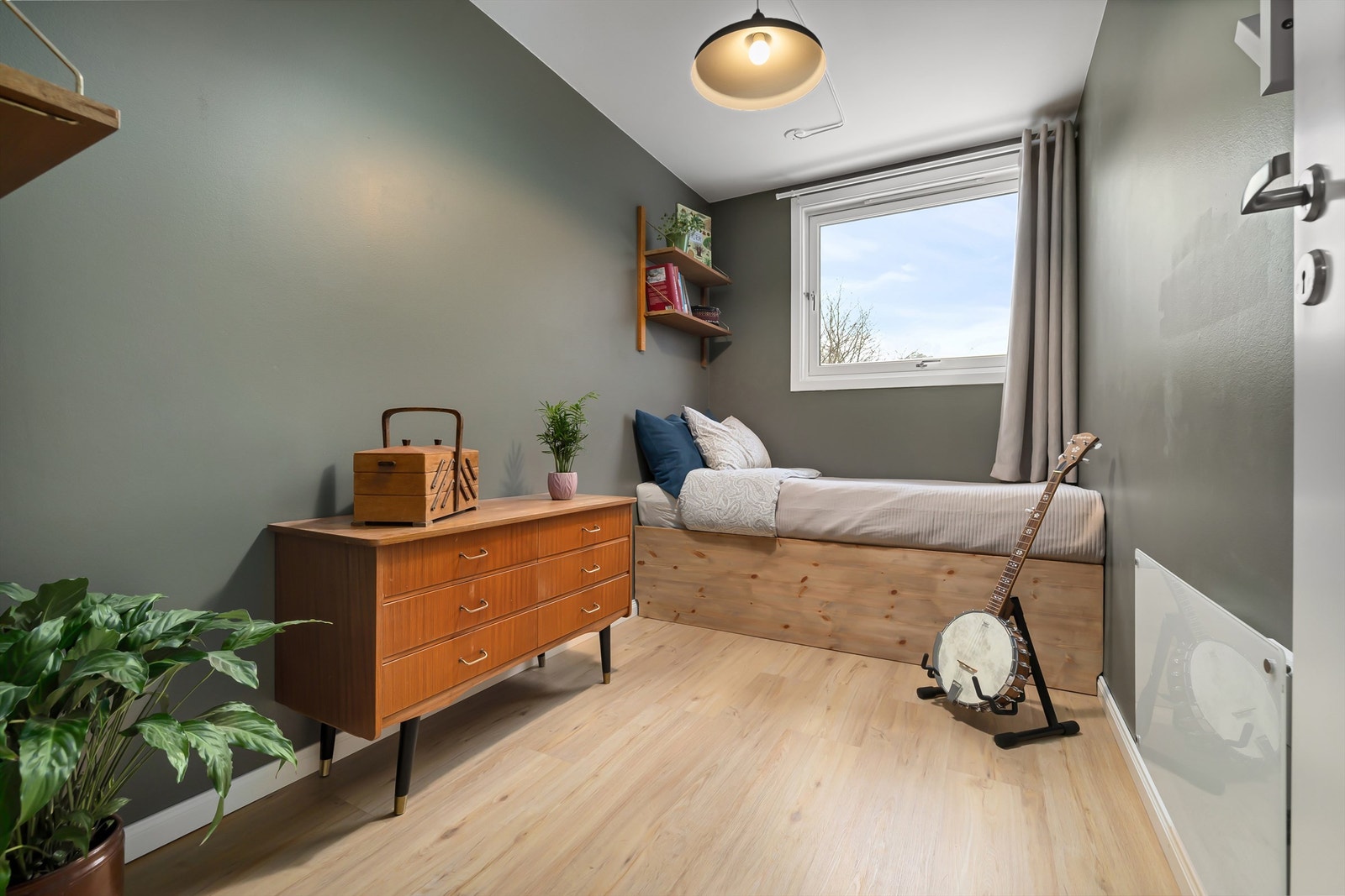 Soverom II passer godt som kontor, gjesterom eller barnerom. Plassbygget seng/sofa og plass til skrivebord, kontorstol og kommode/garderobeskap Galleribilde