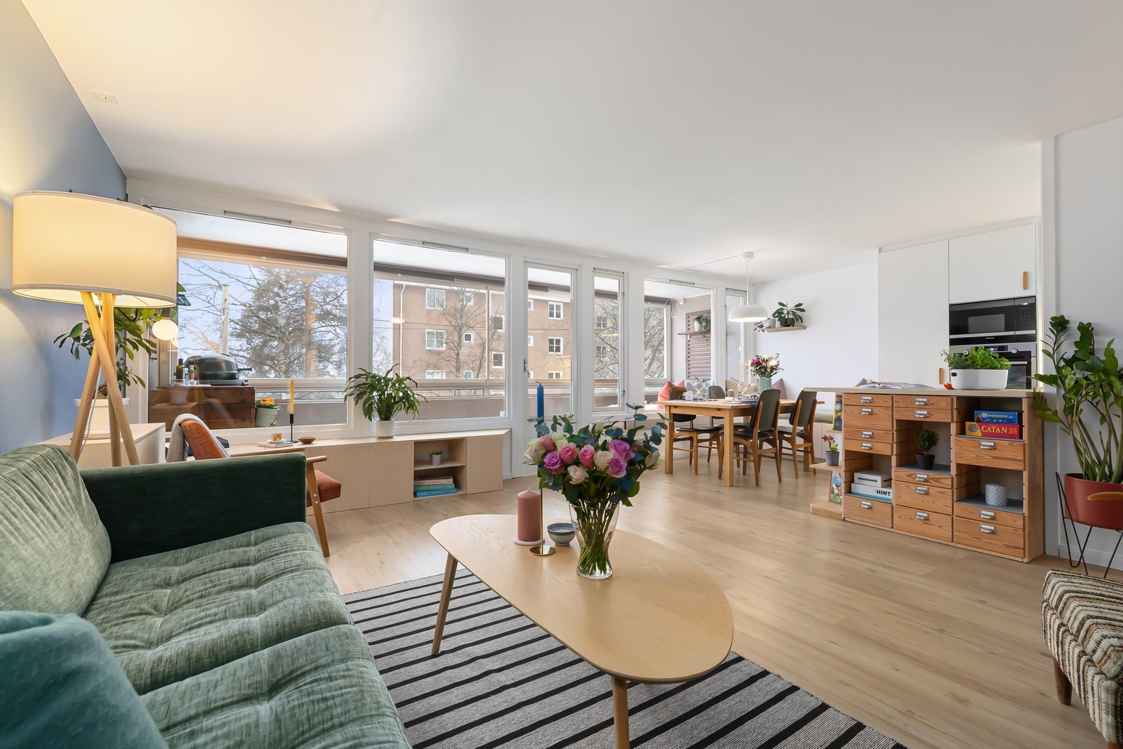 Luftig stue med store vindusflater som slipper inn godt med lys Galleribilde