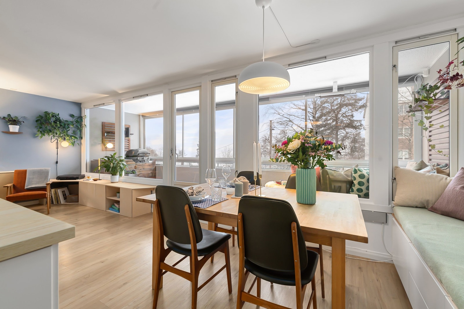 Fra stua er det utgang til en vestvendt, innglasset balkong Galleribilde