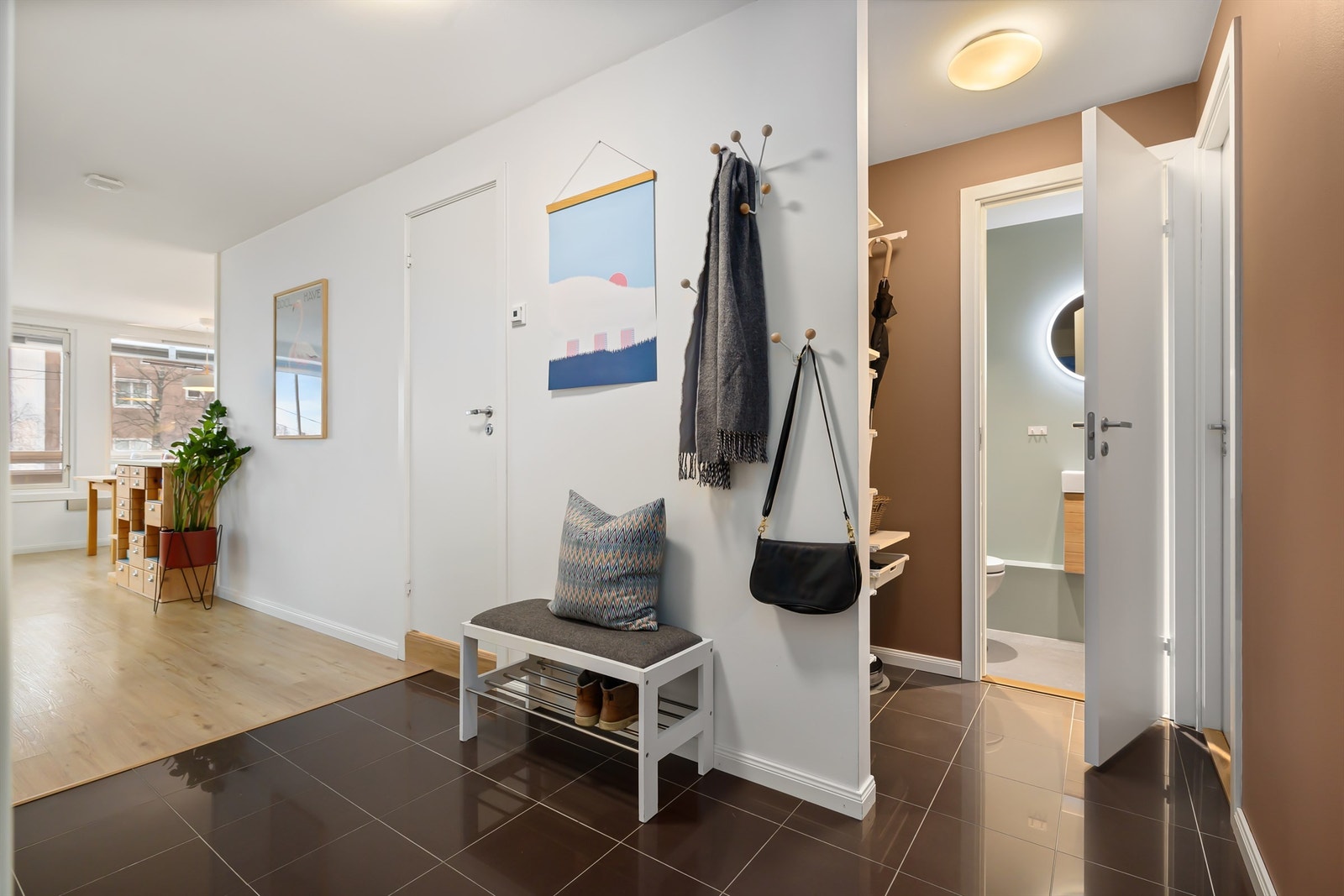 Det er god plass til oppheng av tøy og oppbevaring av sko Galleribilde