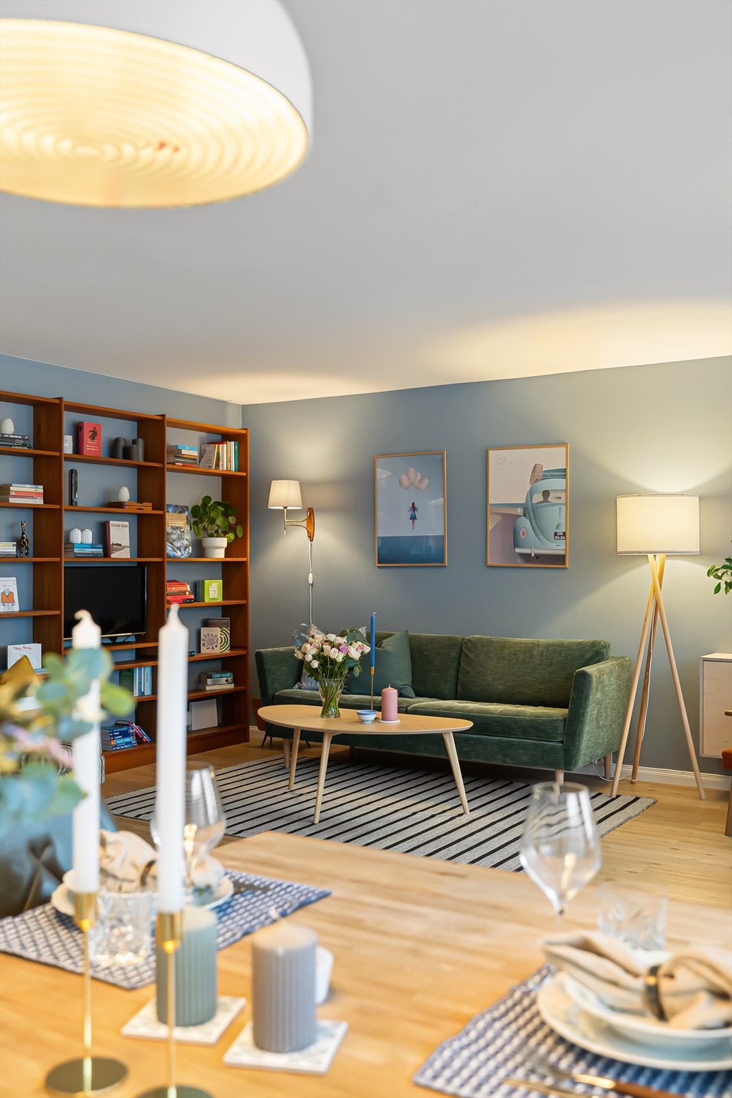 God plass til flere soner. Sofagruppe, tv-møblement, spisebord og spisestoler Galleribilde