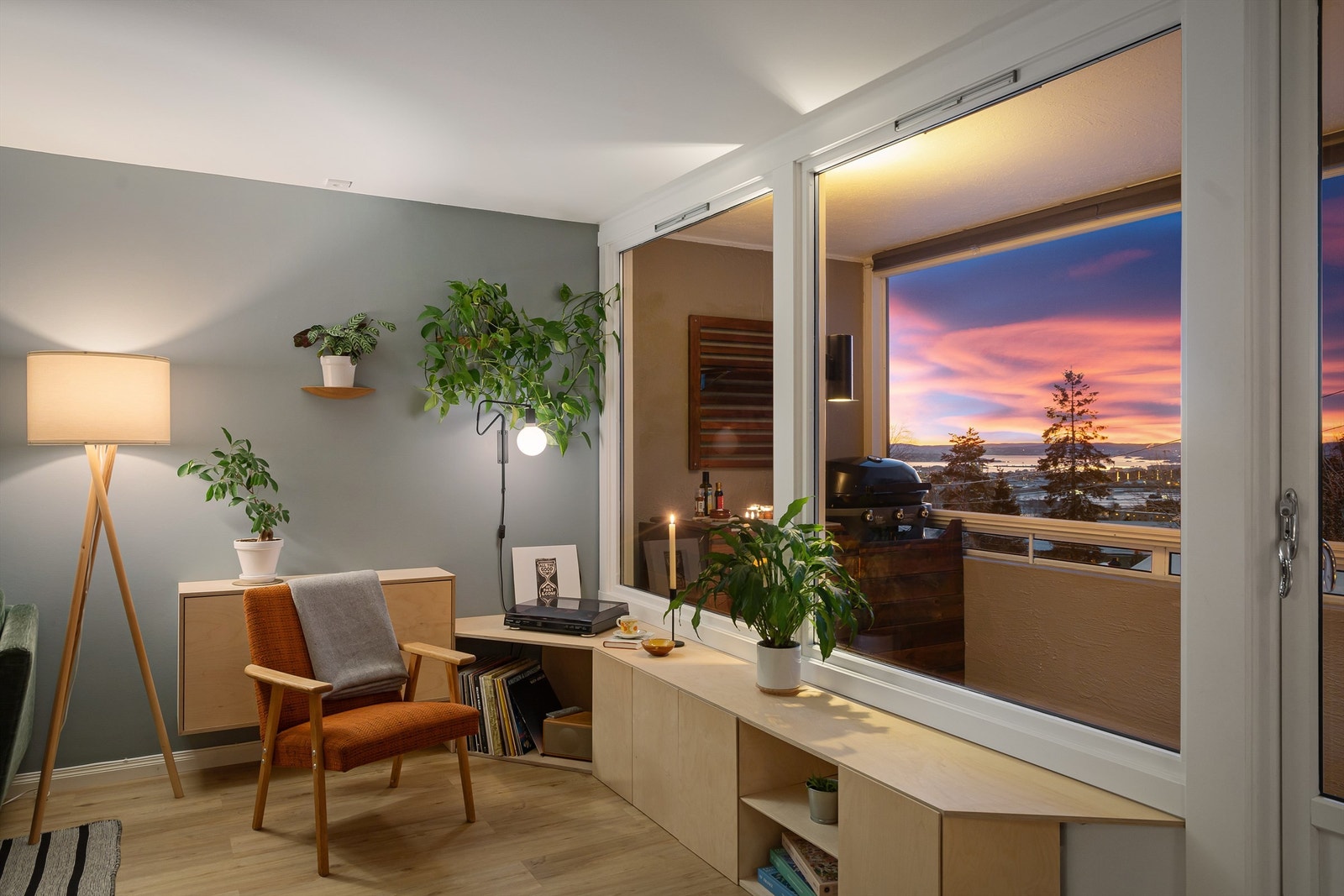 Nært marka og med utsikt til byen. Det er plass til flere soner i den romslige stua Galleribilde