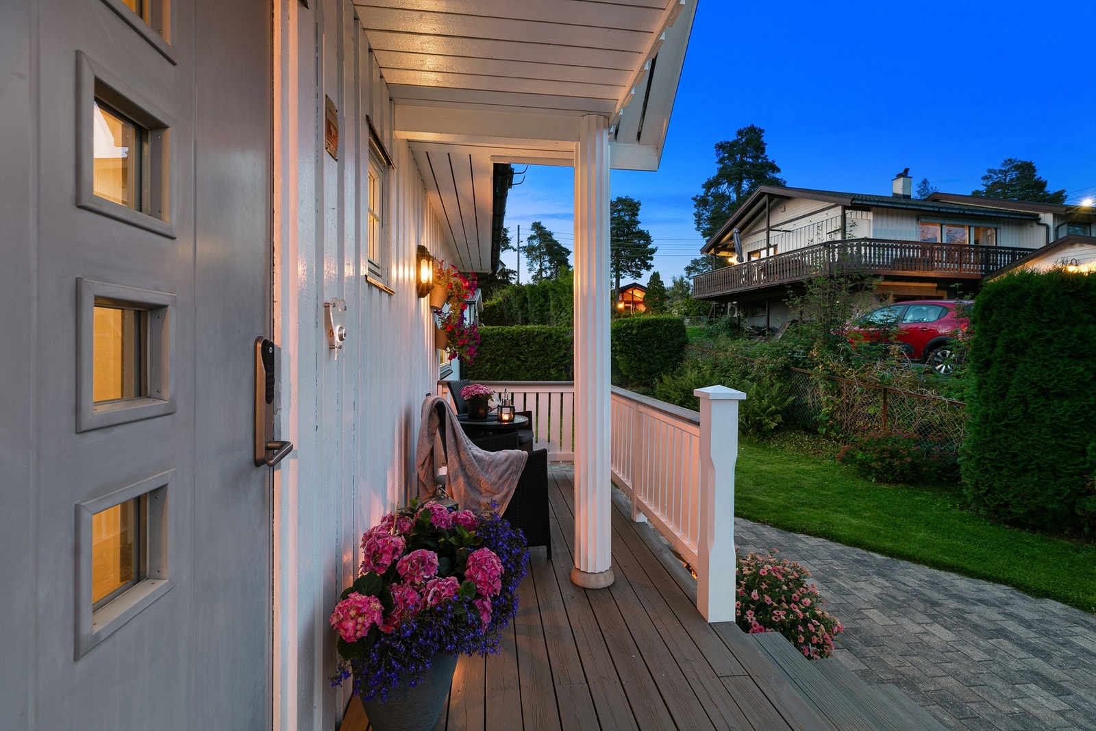 Ved inngangspartiet har boligen en overbygget terrasse med plass for diverse møbler. Galleribilde