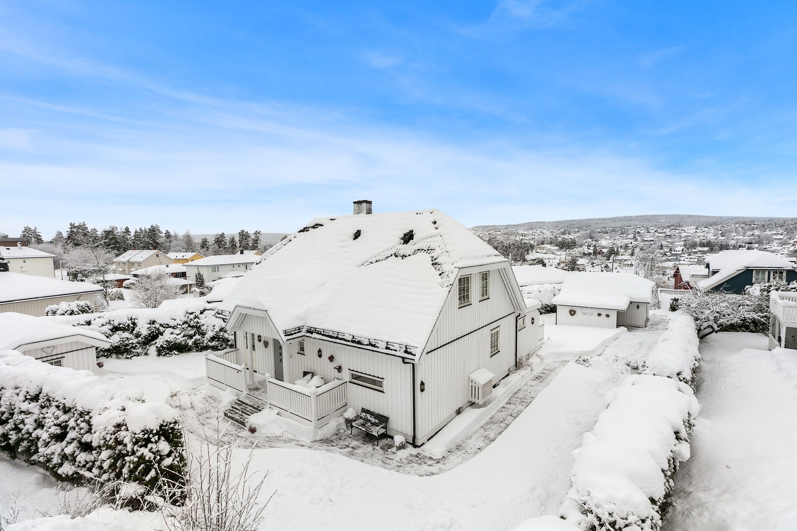 Eiendommen ligger usjenert plassert, med utsikt helt inn mot Oslo. Galleribilde