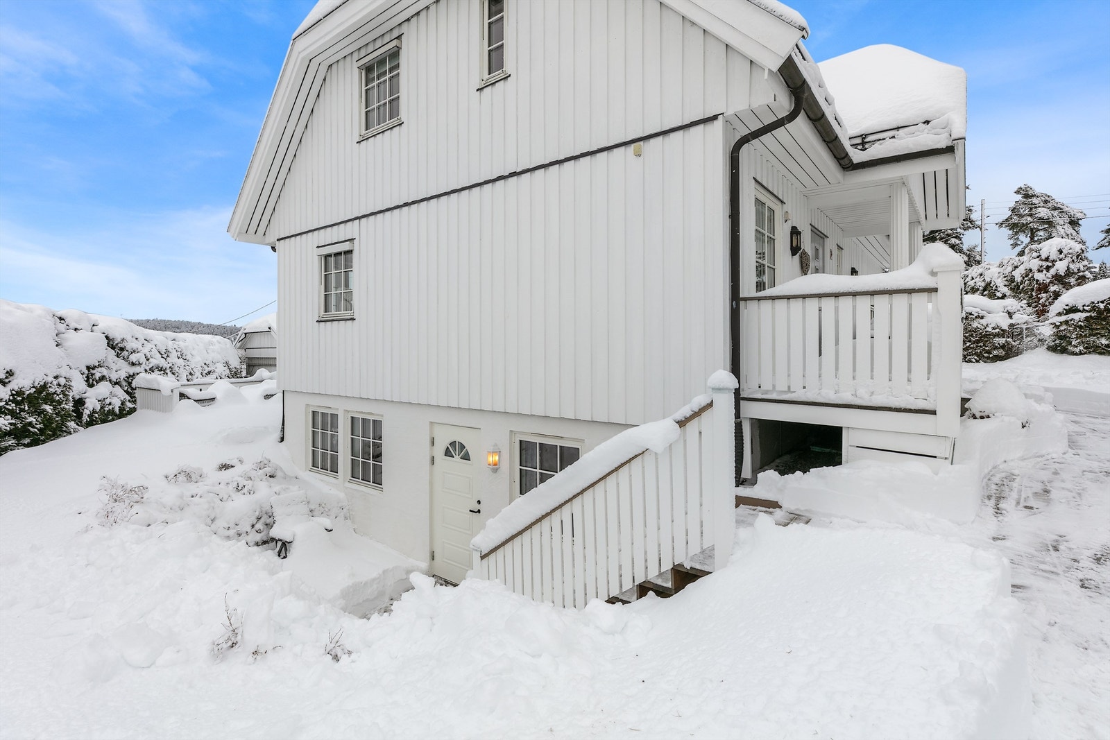 Eiendommen er svært godt ivaretatt og vedlikeholdt. I 2024 ble det bygget ny trapp til utleiedelen, og deler av øvre del av gavlveggen fikk ny panel. Galleribilde