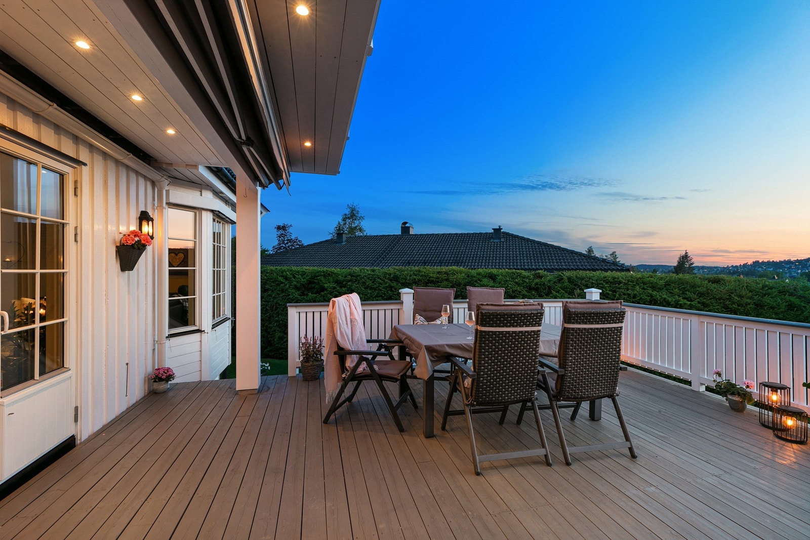 Det er montert downlights på terrassen som sørger for god belysning når solen senker seg. Galleribilde