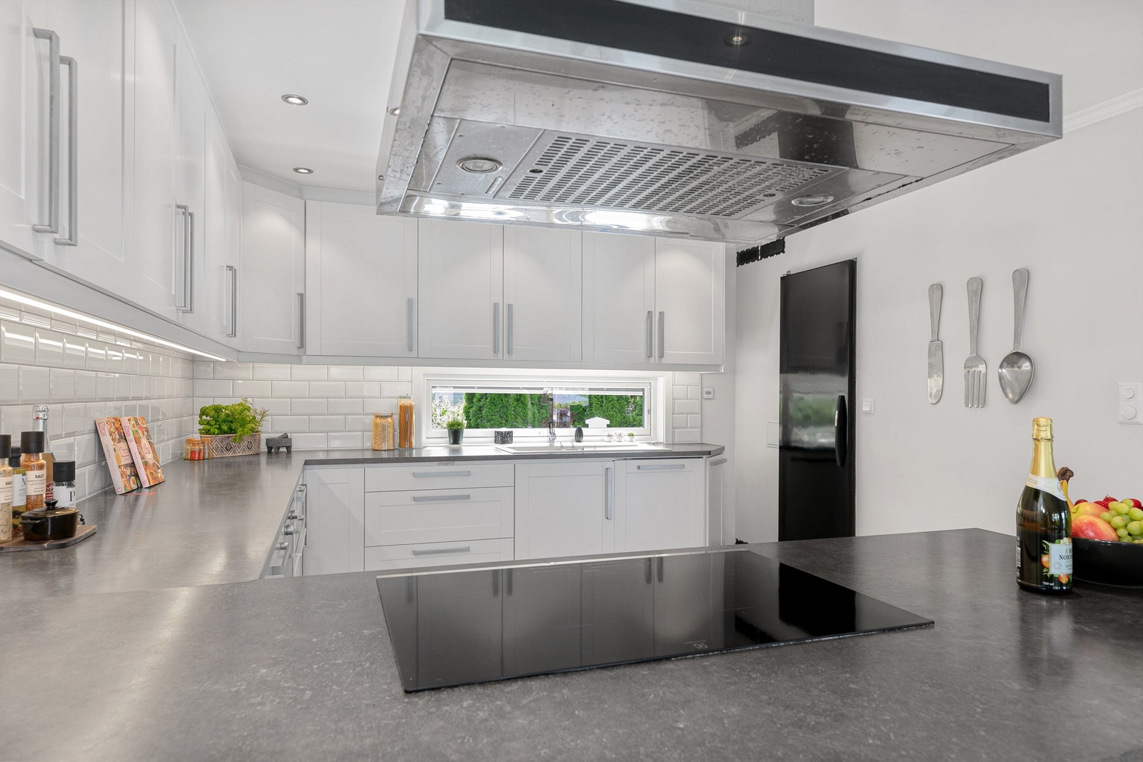 Innredningen består av bred induksjons koketopp, oppvaskmaskin fra 2023, microovn og stekeovn, samt adkomst til et kjølerom. Galleribilde