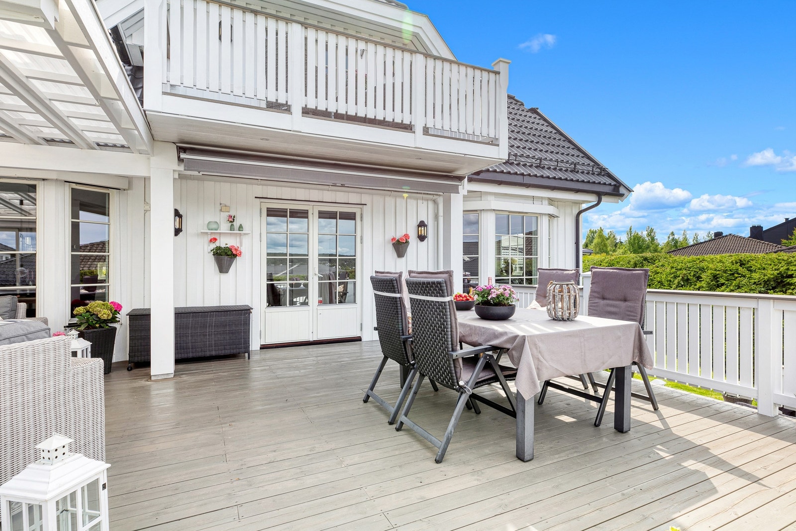 Terrassen er bygget med flere platåer, og trapp ned til en gressplen. Galleribilde