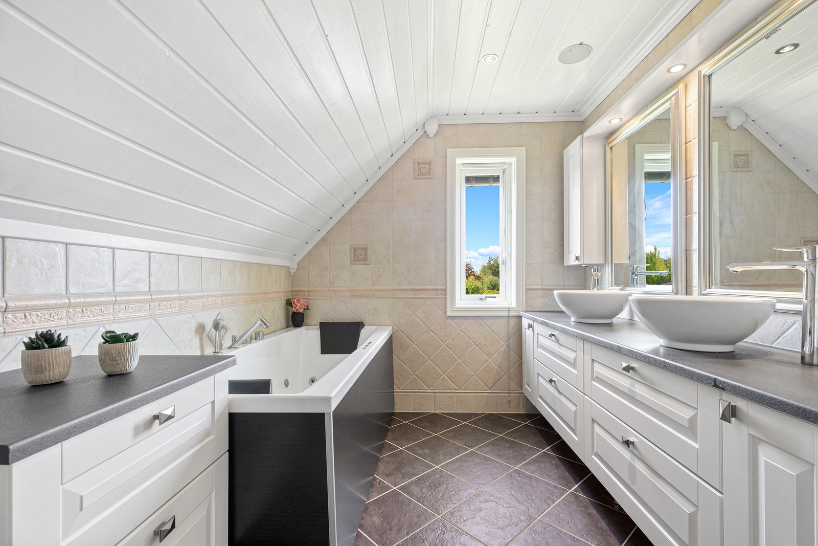 I andre etasje ligger det et romlig baderom med Sigdal innredning fra 2003 med fliser på gulv med varme, downlights og innebygde høyttalere i himling. Galleribilde